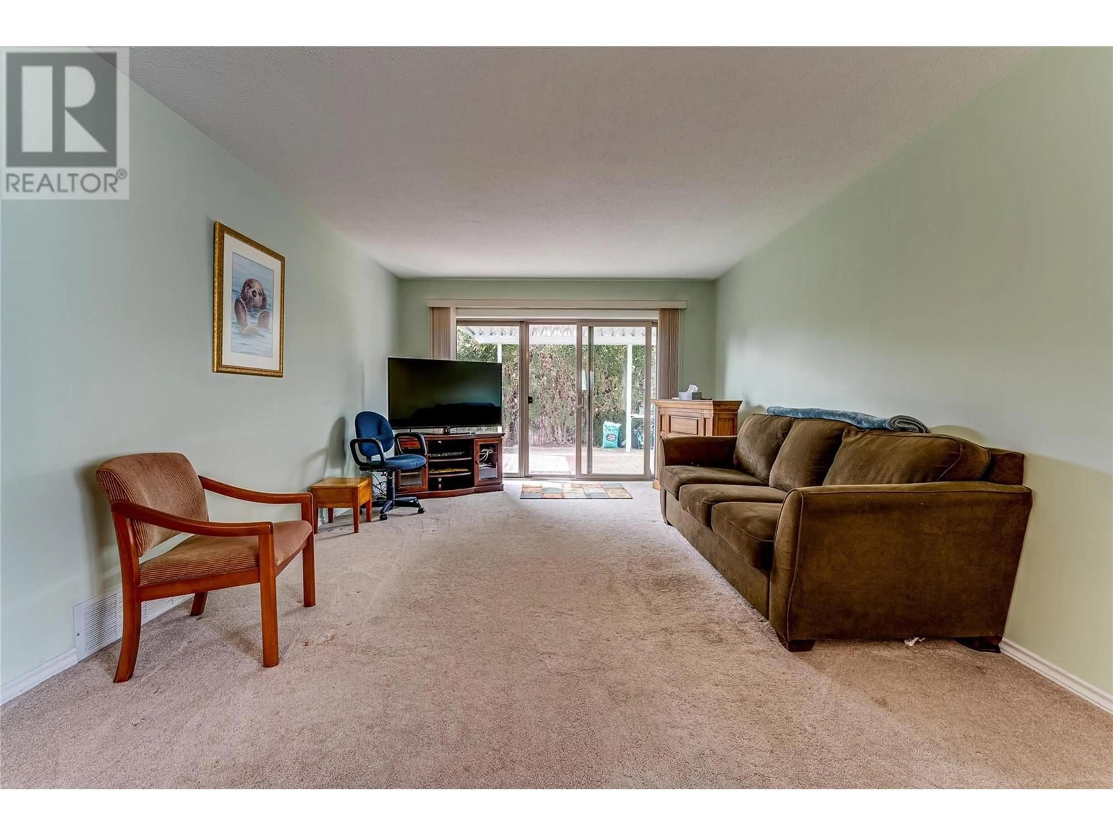 Living room with furniture, carpet floor for 10 - 4303 27 AVENUE, Vernon British Columbia V1T6L2