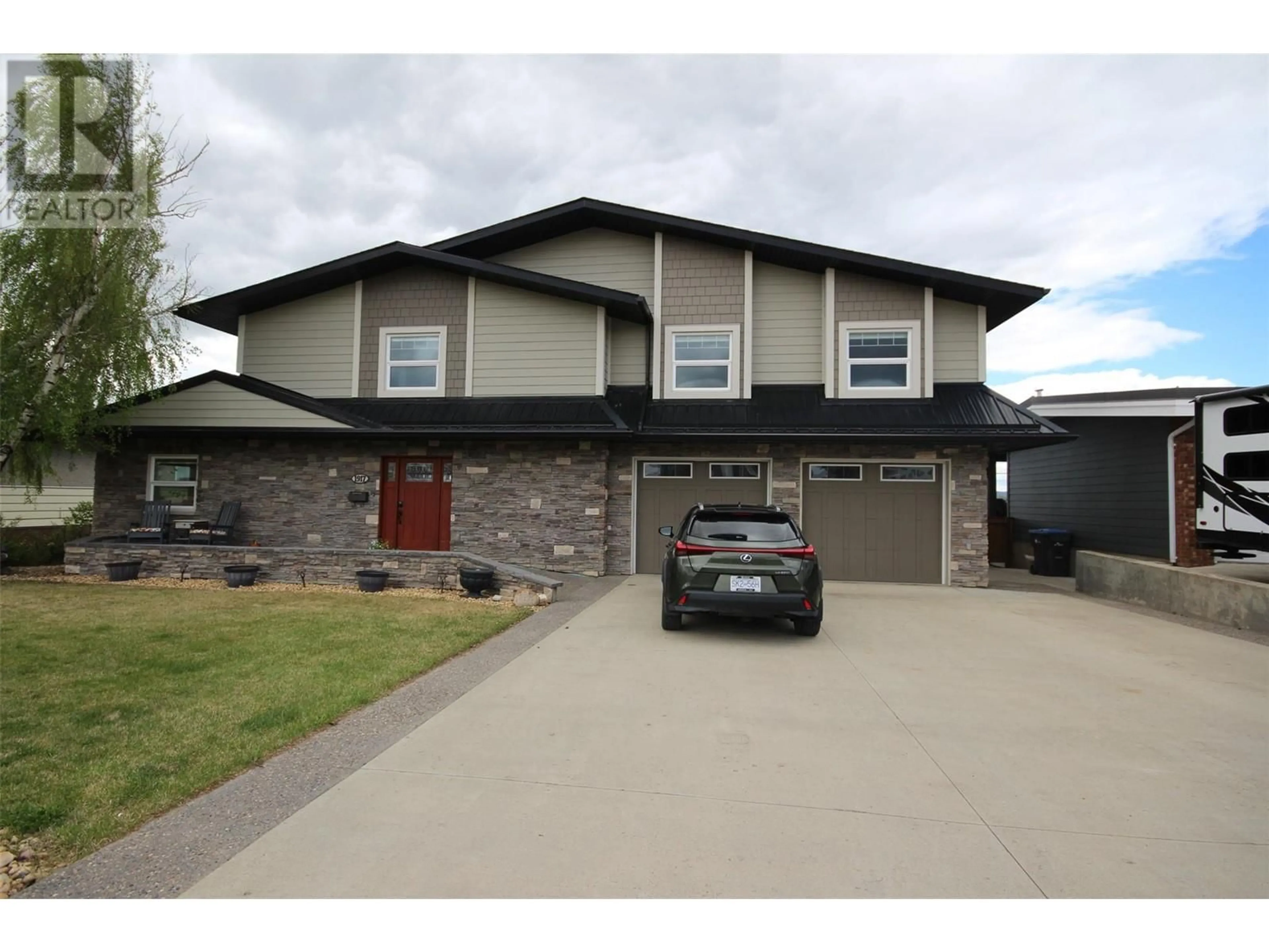 Home with vinyl exterior material, street for 1917 93 AVENUE, Dawson Creek British Columbia V1G1E9