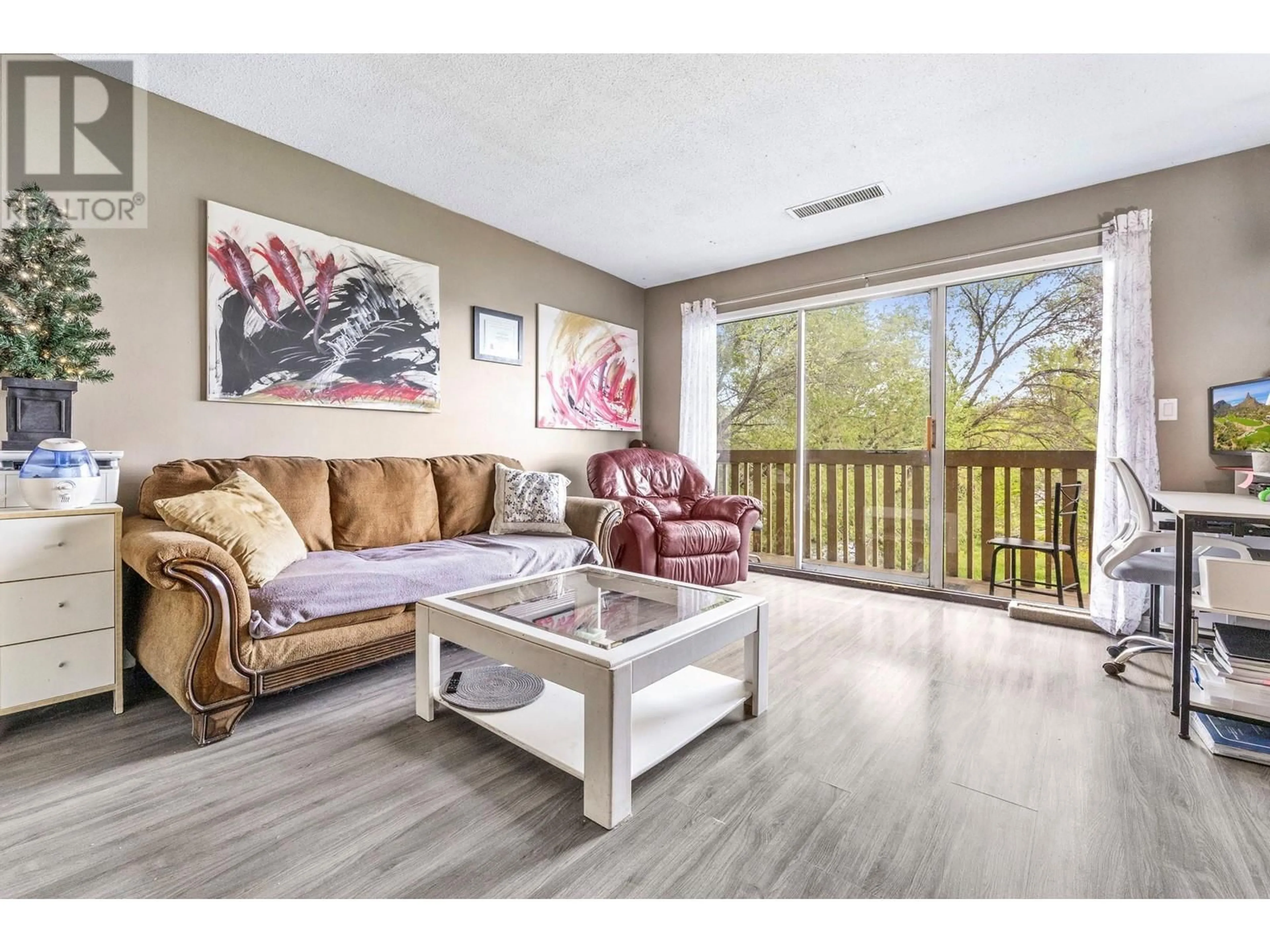 Living room with furniture, wood/laminate floor for 4 - 1333 SUTHERLAND AVE AVENUE, Kelowna British Columbia V1Y5Y2