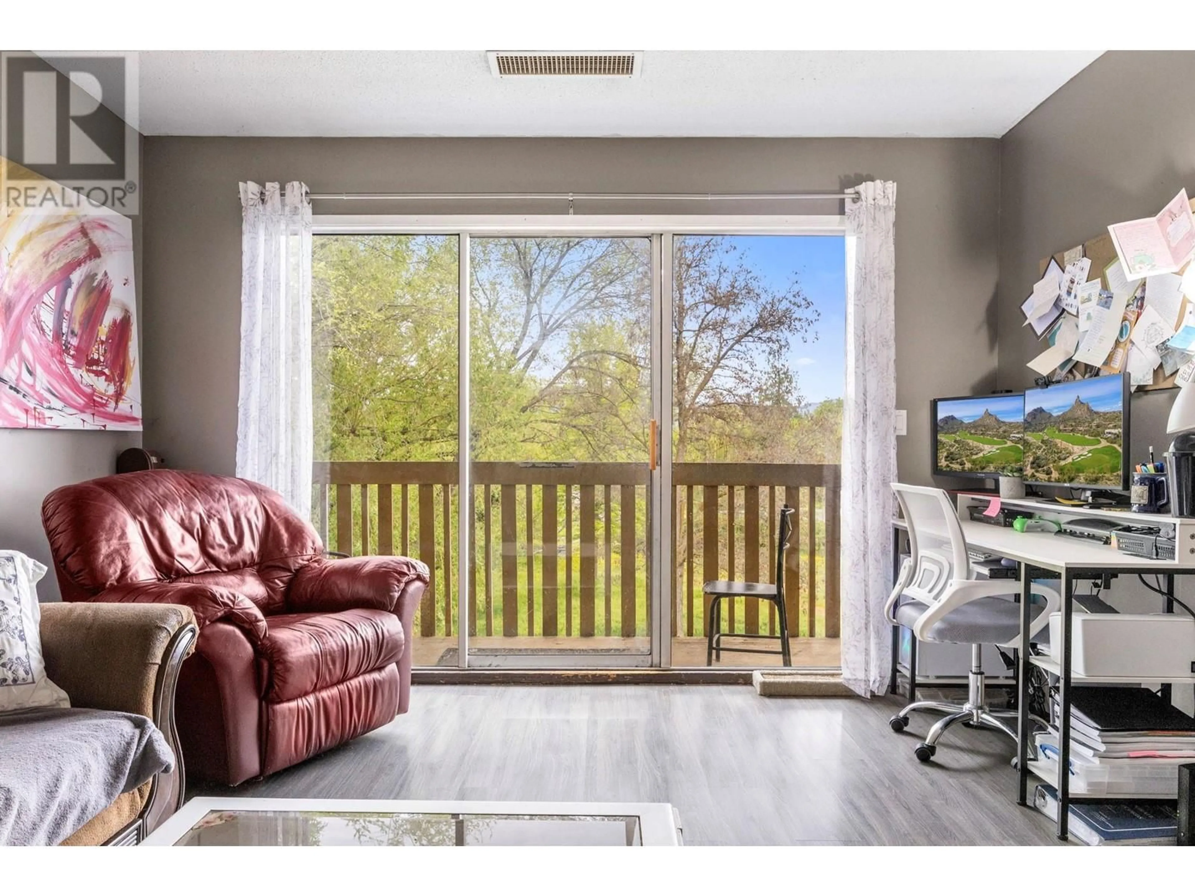 Living room with furniture, wood/laminate floor for 4 - 1333 SUTHERLAND AVE AVENUE, Kelowna British Columbia V1Y5Y2