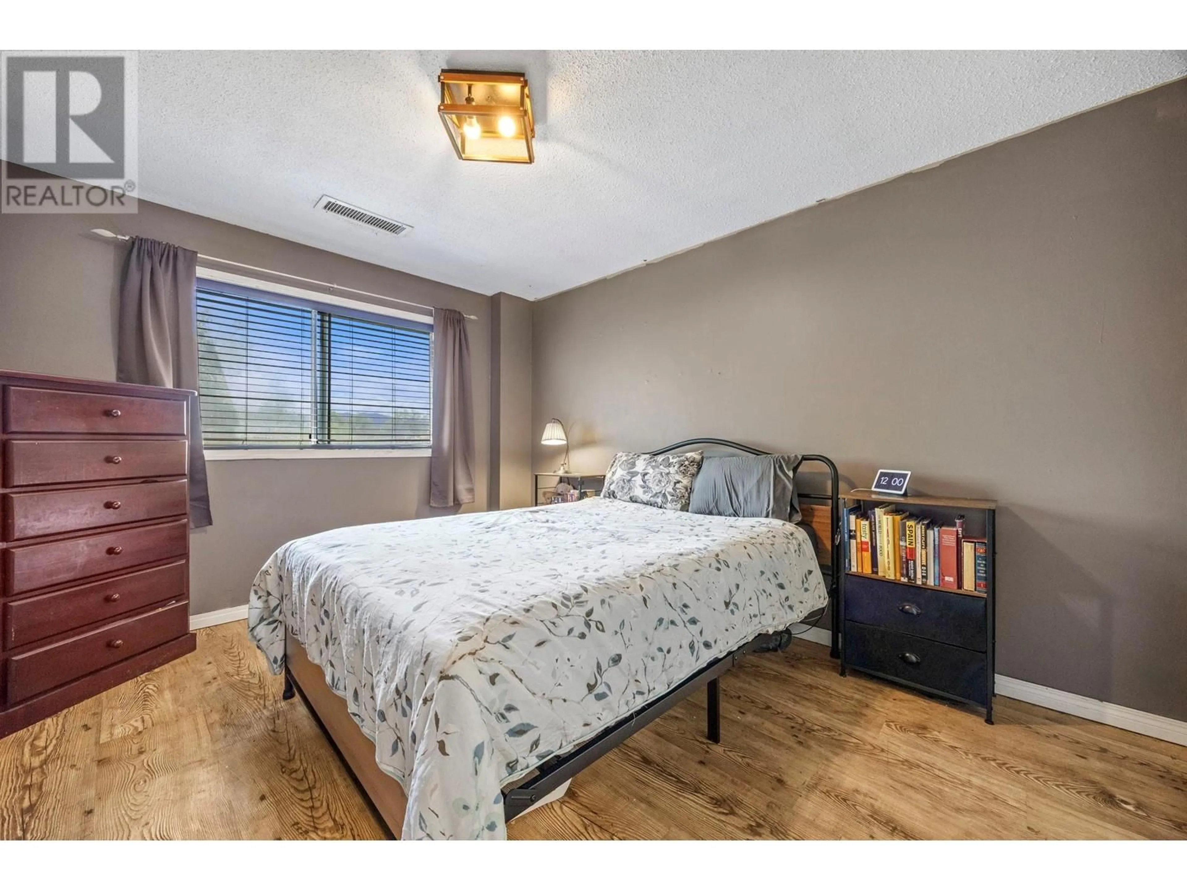 Bedroom with bed, wood/laminate floor for 4 - 1333 SUTHERLAND AVE AVENUE, Kelowna British Columbia V1Y5Y2