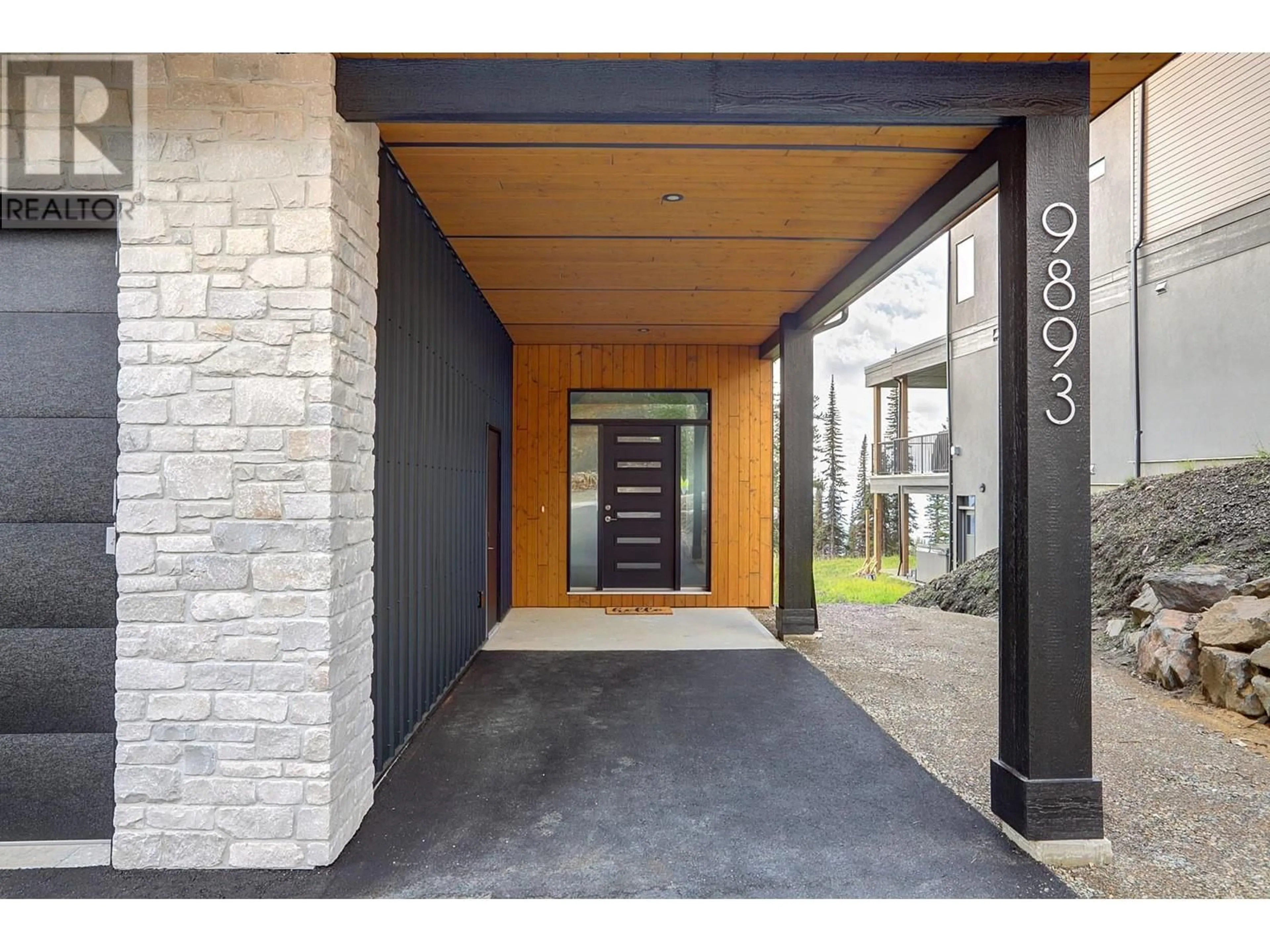 Indoor entryway for 9893 CATHEDRAL DRIVE, Silver Star British Columbia V1B3M1