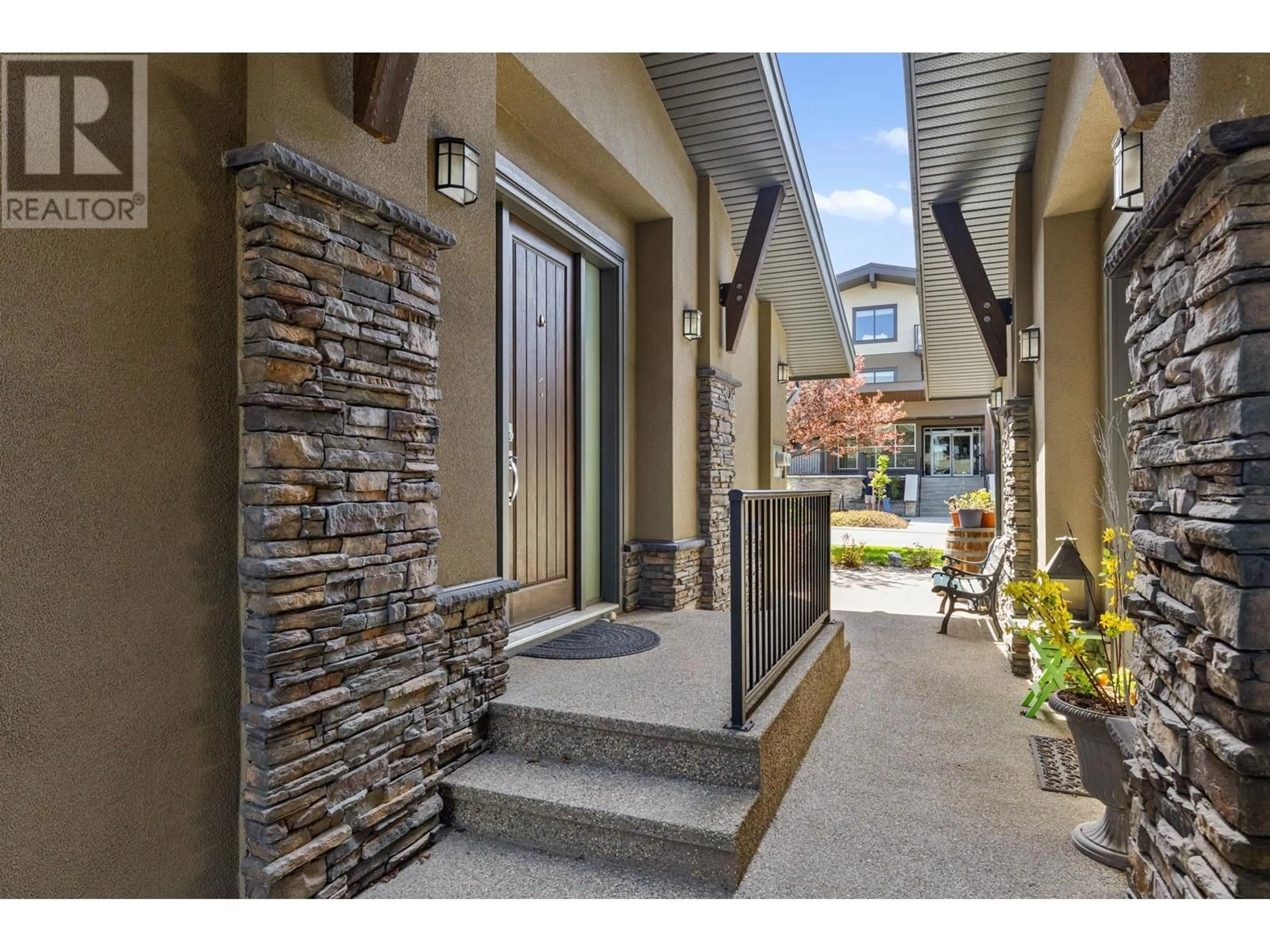 Indoor entryway for 18 - 570 SARSONS ROAD, Kelowna British Columbia V1W5H5