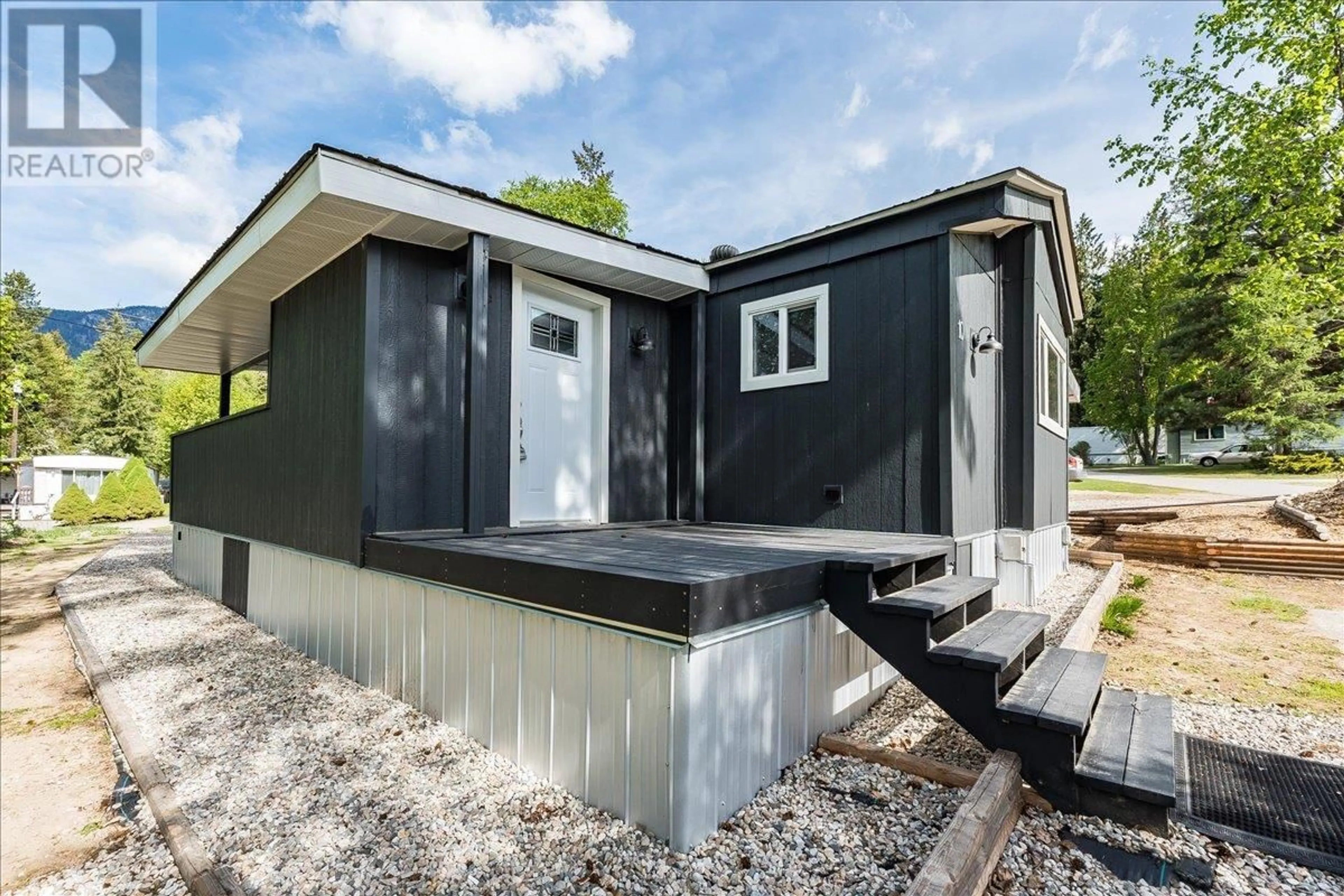 Home with vinyl exterior material, street for 10 - 3969 BROADWATER ROAD, Castlegar British Columbia V1N4V5