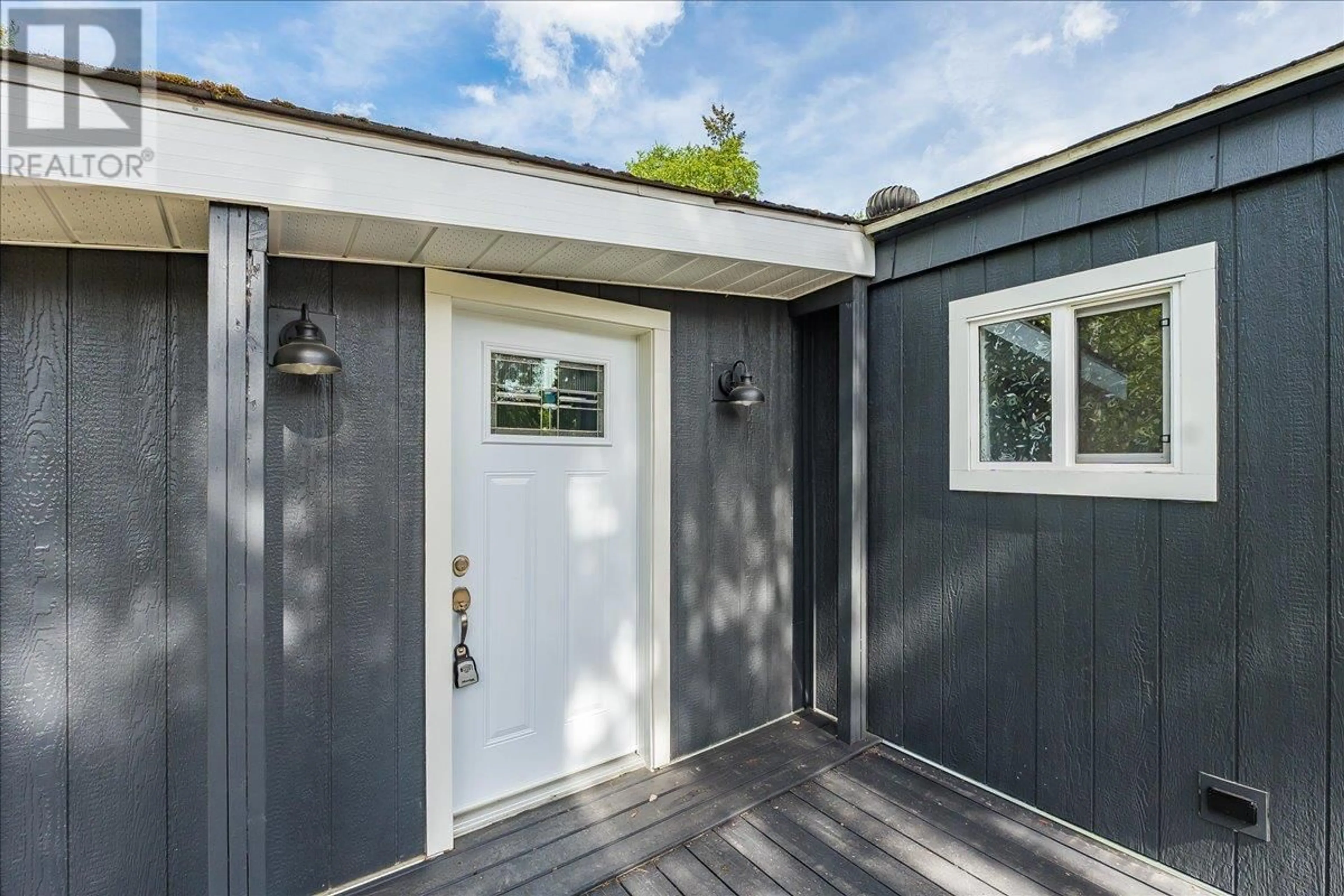 Home with vinyl exterior material, street for 10 - 3969 BROADWATER ROAD, Castlegar British Columbia V1N4V5
