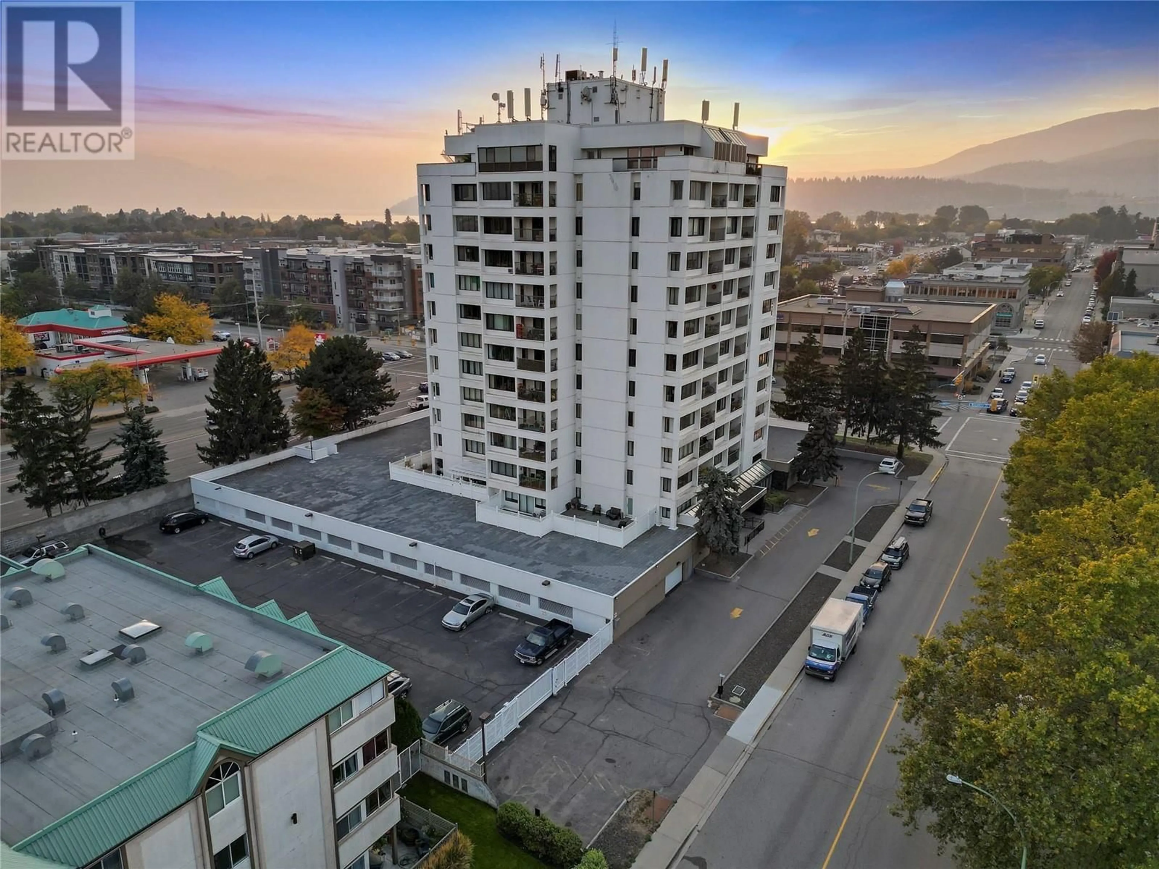 A pic from outside/outdoor area/front of a property/back of a property/a pic from drone, city buildings view from balcony for 1206 - 737 LEON AVENUE, Kelowna British Columbia V1Y8L6