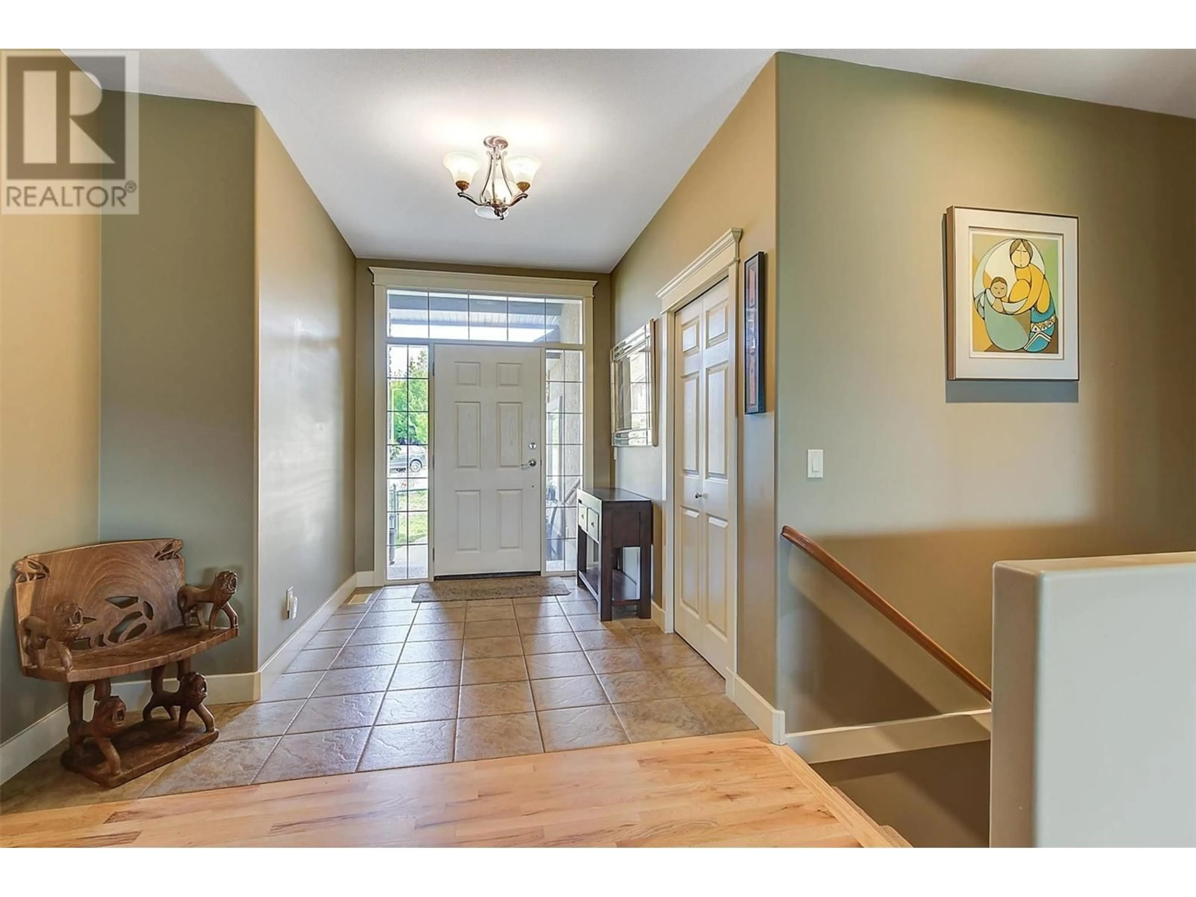 Indoor entryway for 2204 QUAIL RUN DRIVE, Kelowna British Columbia V1V2S4
