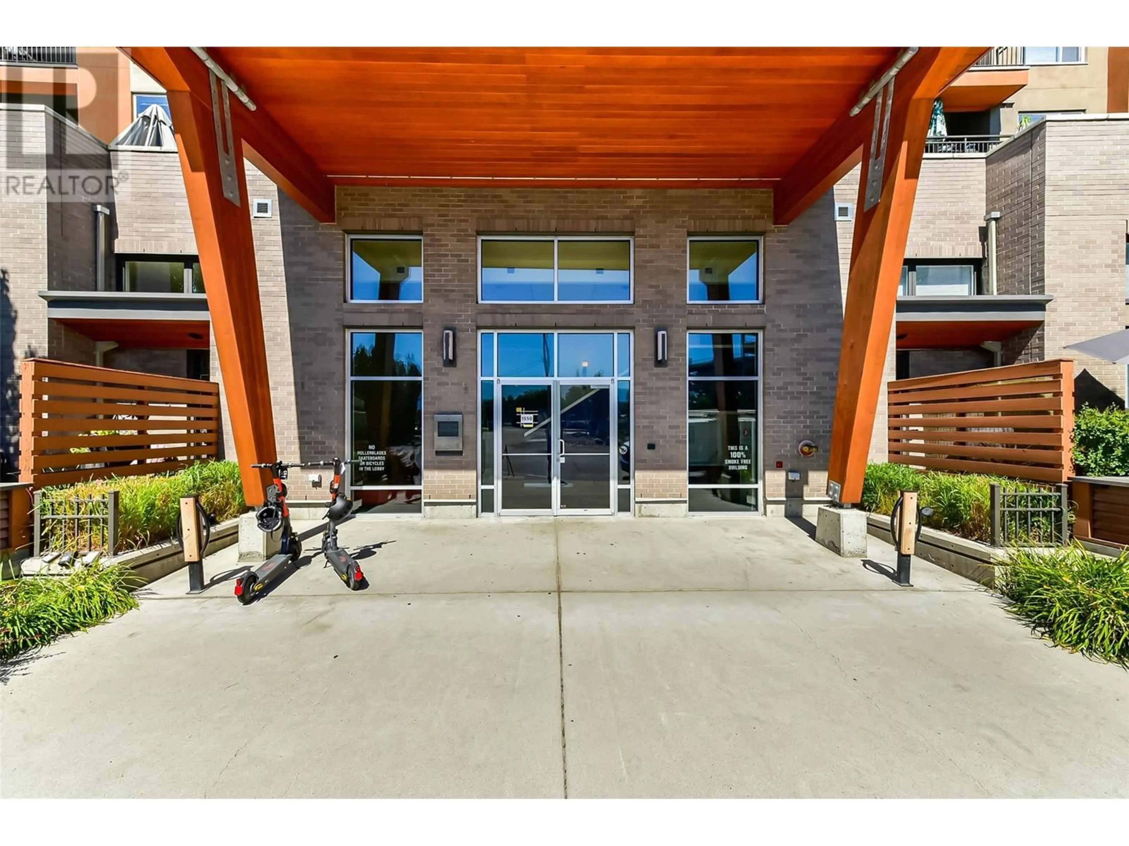 Indoor foyer for 303 - 1550 DICKSON AVENUE, Kelowna British Columbia V1Y9Y8