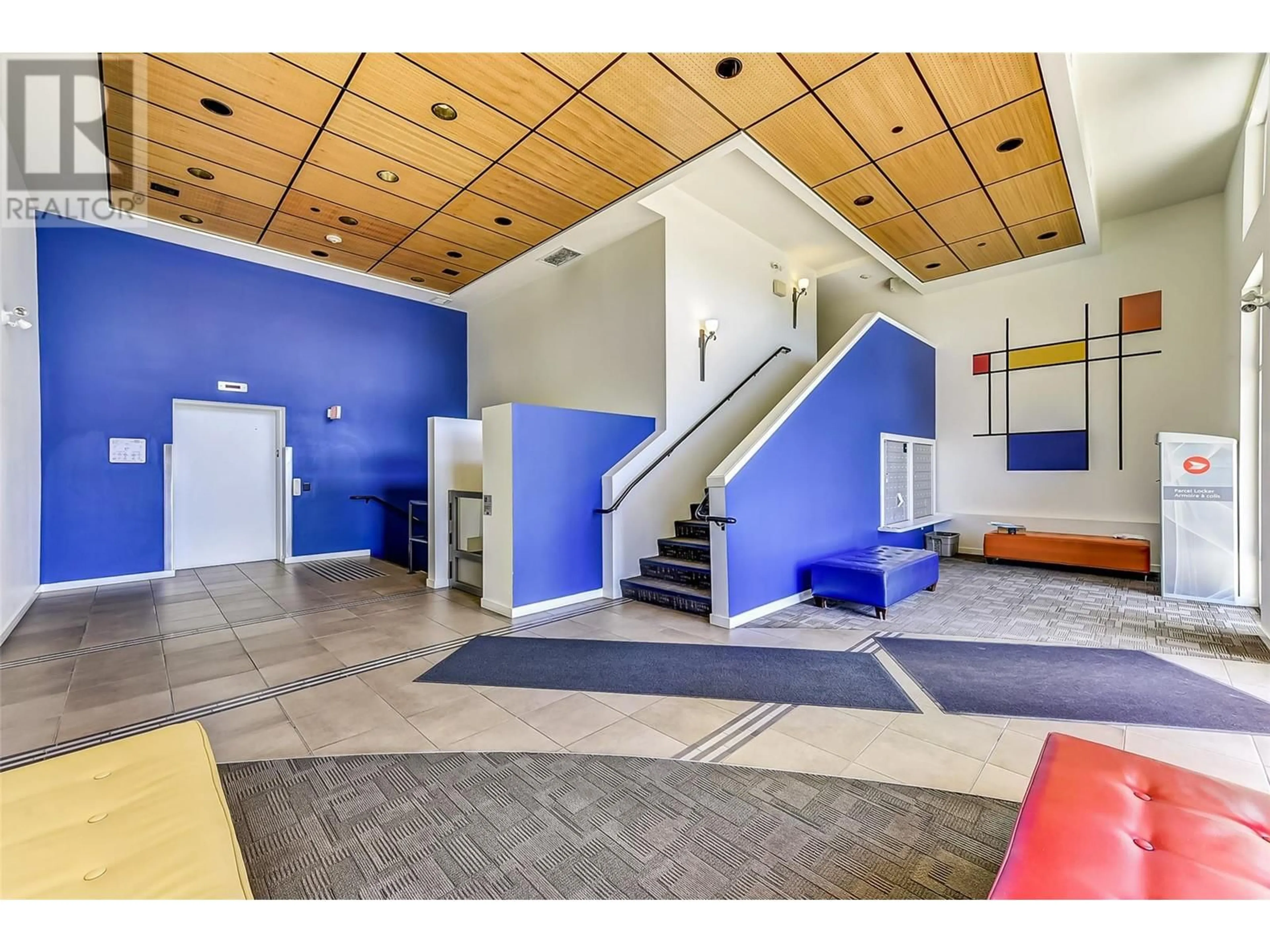 Indoor foyer for 303 - 1550 DICKSON AVENUE, Kelowna British Columbia V1Y9Y8