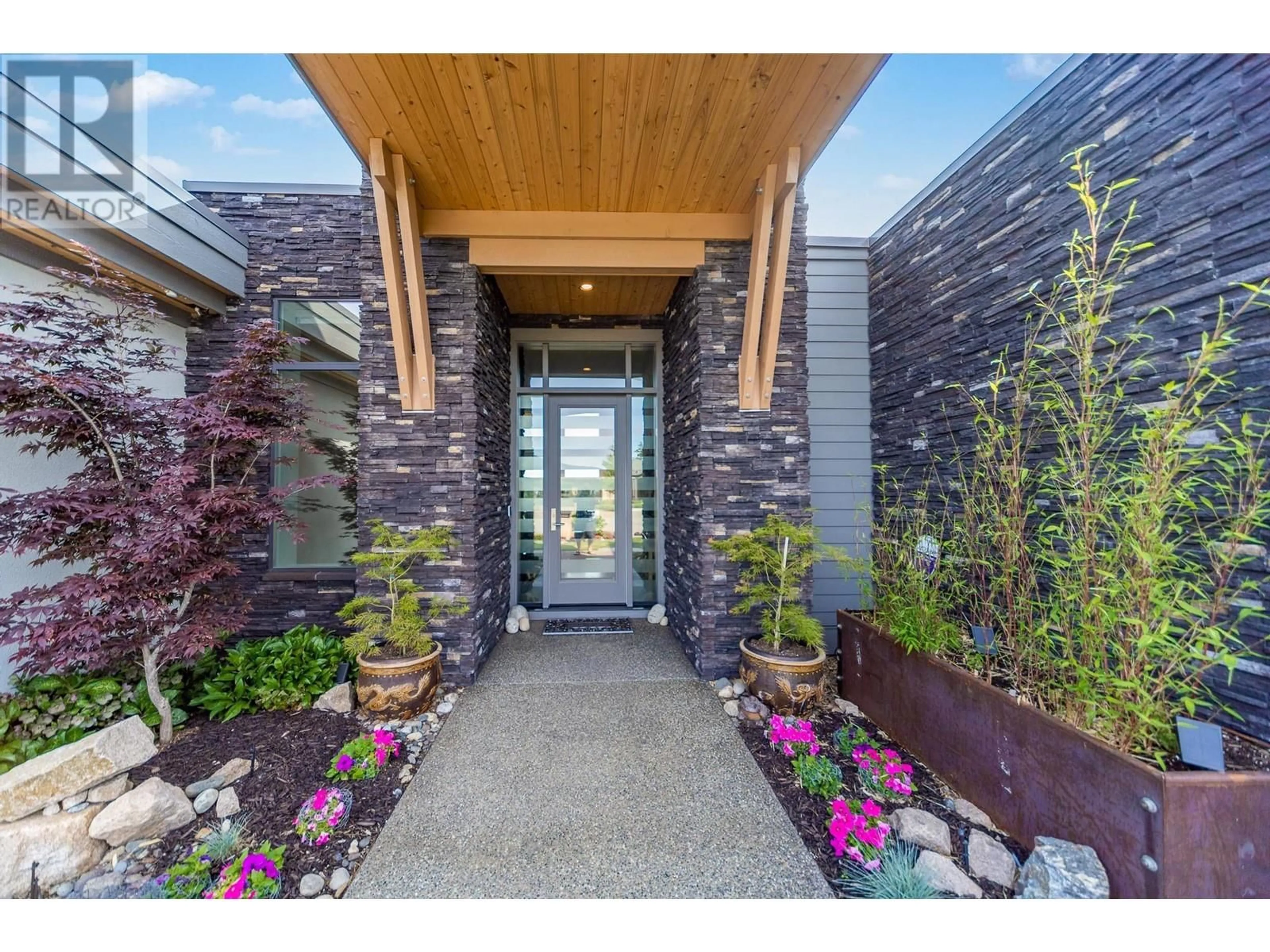 Indoor entryway for 173 WHITETAIL RIDGE, Vernon British Columbia V1H2L7