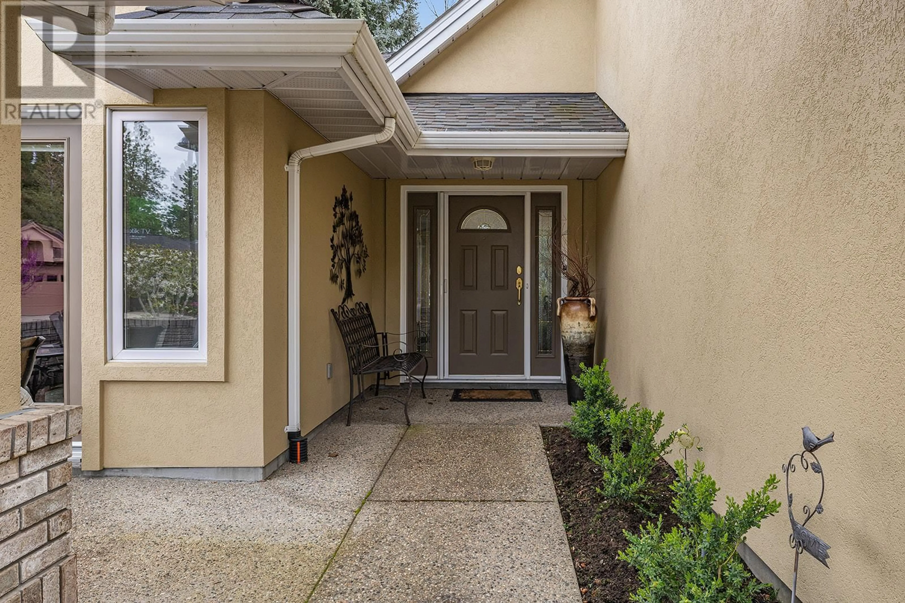 Indoor entryway for 4182 GALLAGHERS GROVE, Kelowna British Columbia V1W3Z9