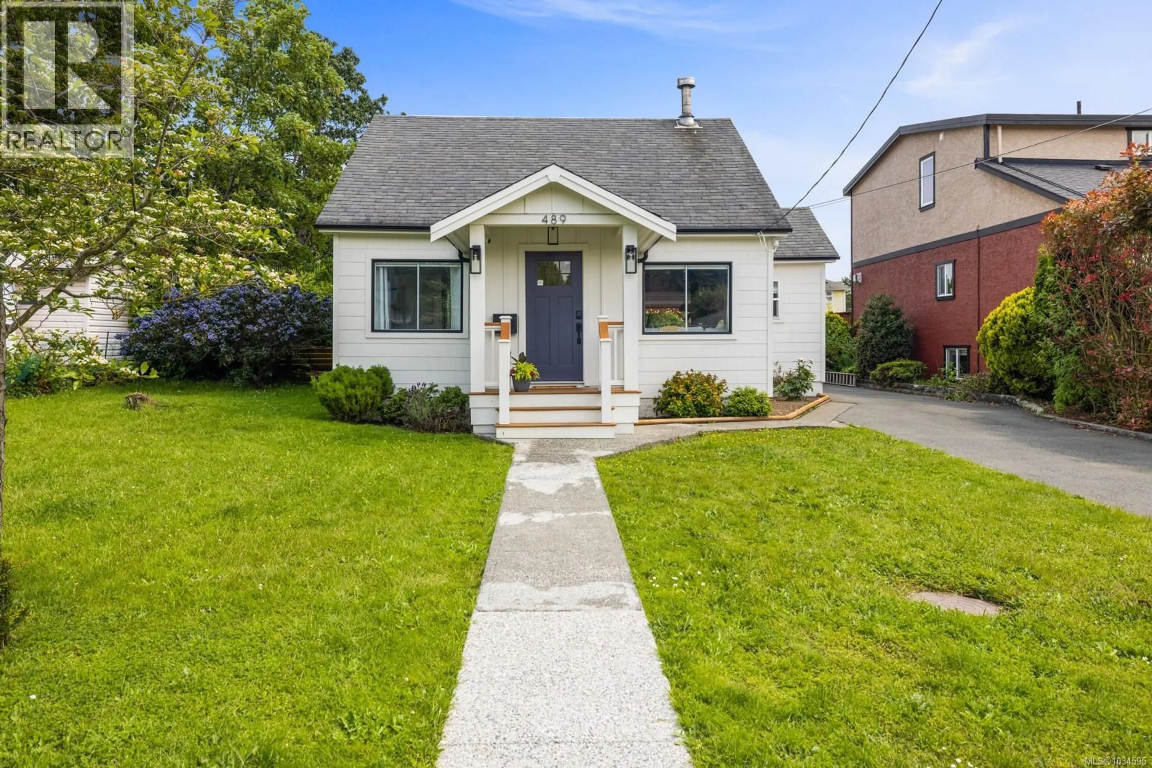 Home with vinyl exterior material, street for 489 GRAFTON STREET, Esquimalt British Columbia V9A5E7