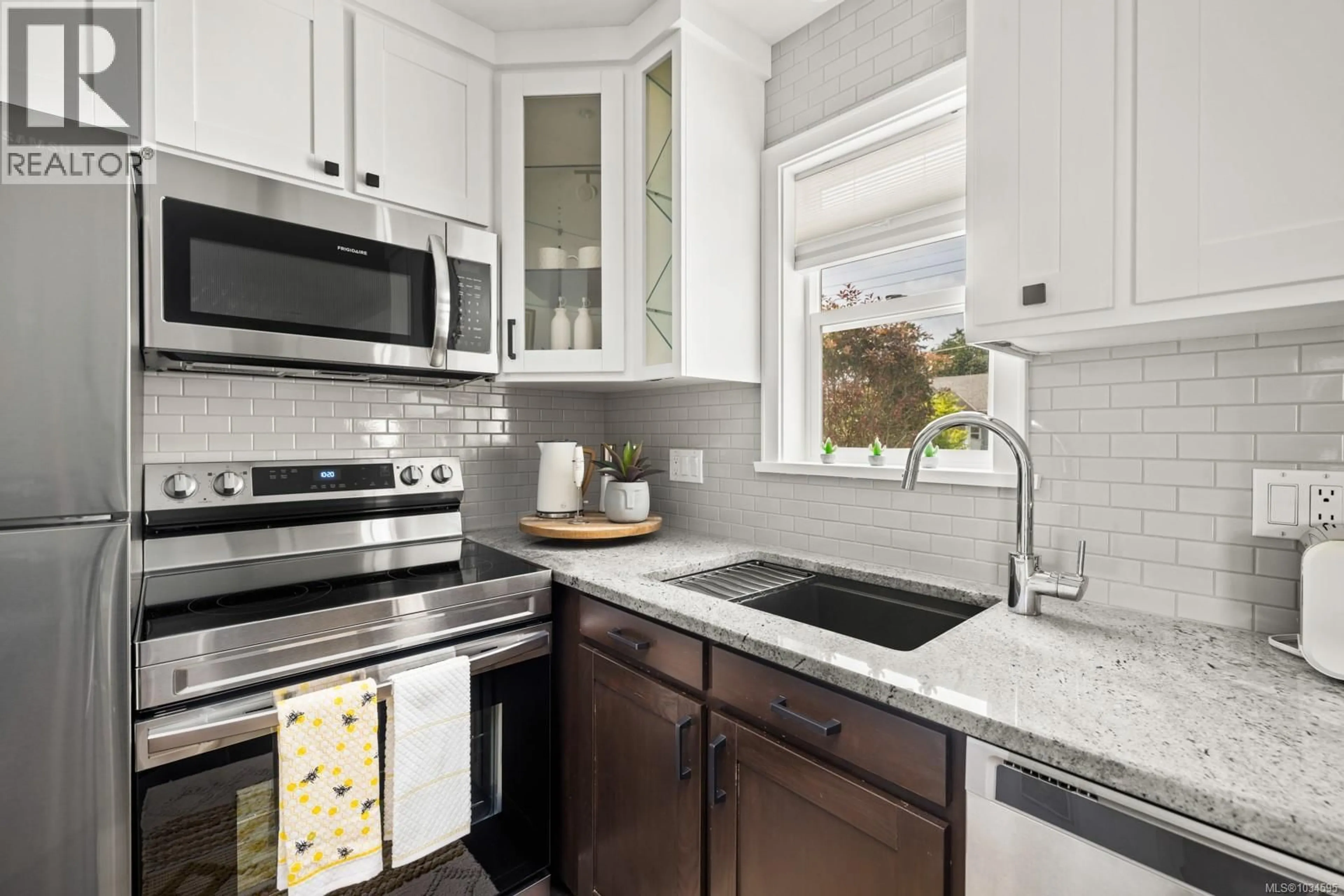 Open concept kitchen, ceramic/tile floor for 489 GRAFTON STREET, Esquimalt British Columbia V9A5E7