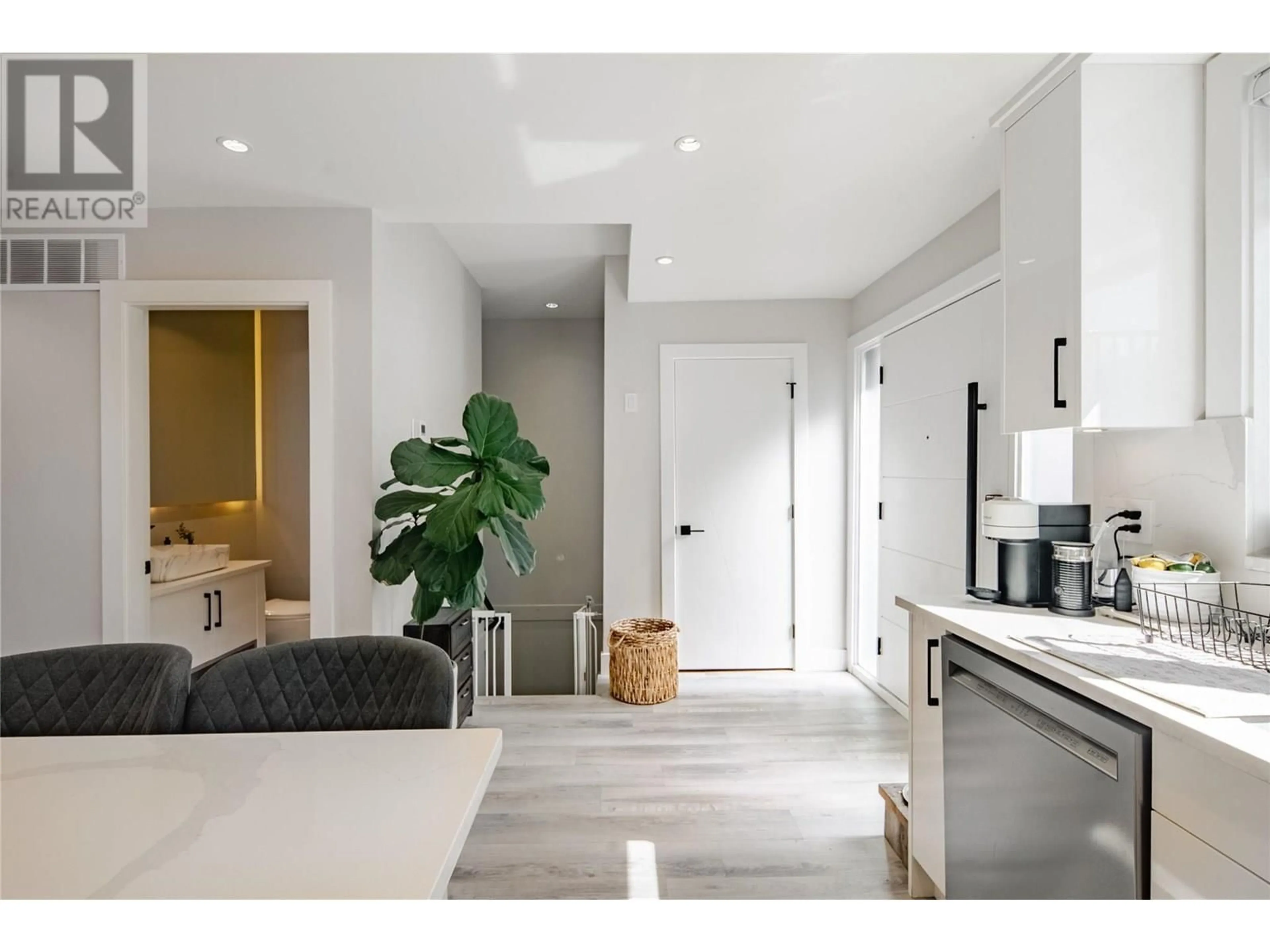 Indoor entryway for 1524 LAKEVIEW STREET, Kelowna British Columbia V1Y6R5