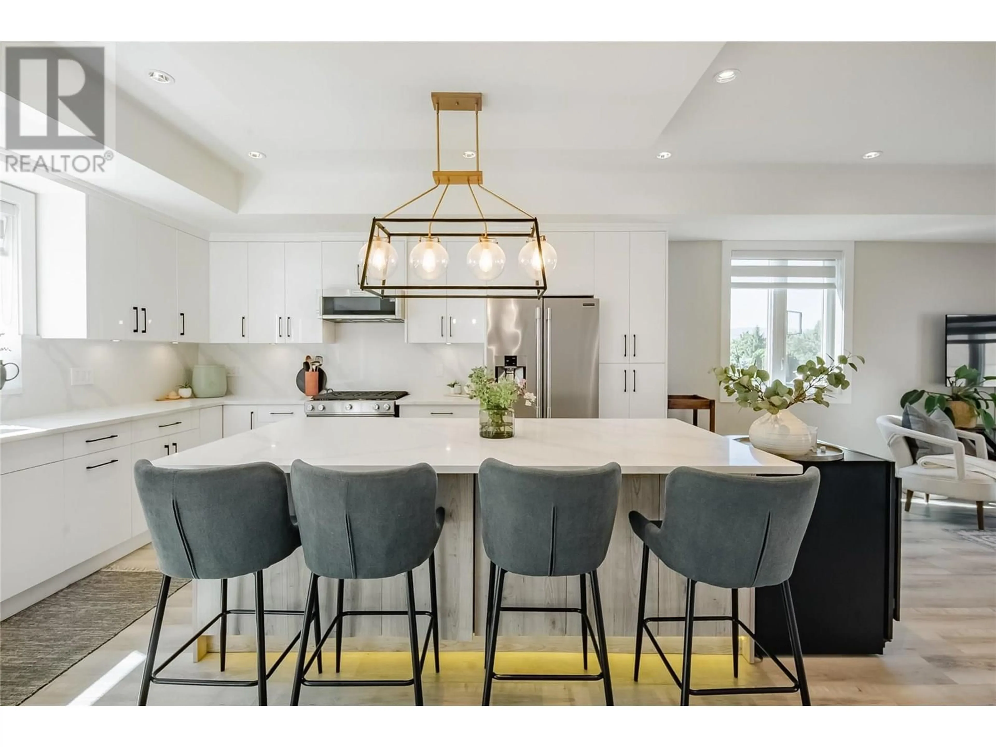 Open concept kitchen, ceramic/tile floor for 1524 LAKEVIEW STREET, Kelowna British Columbia V1Y6R5