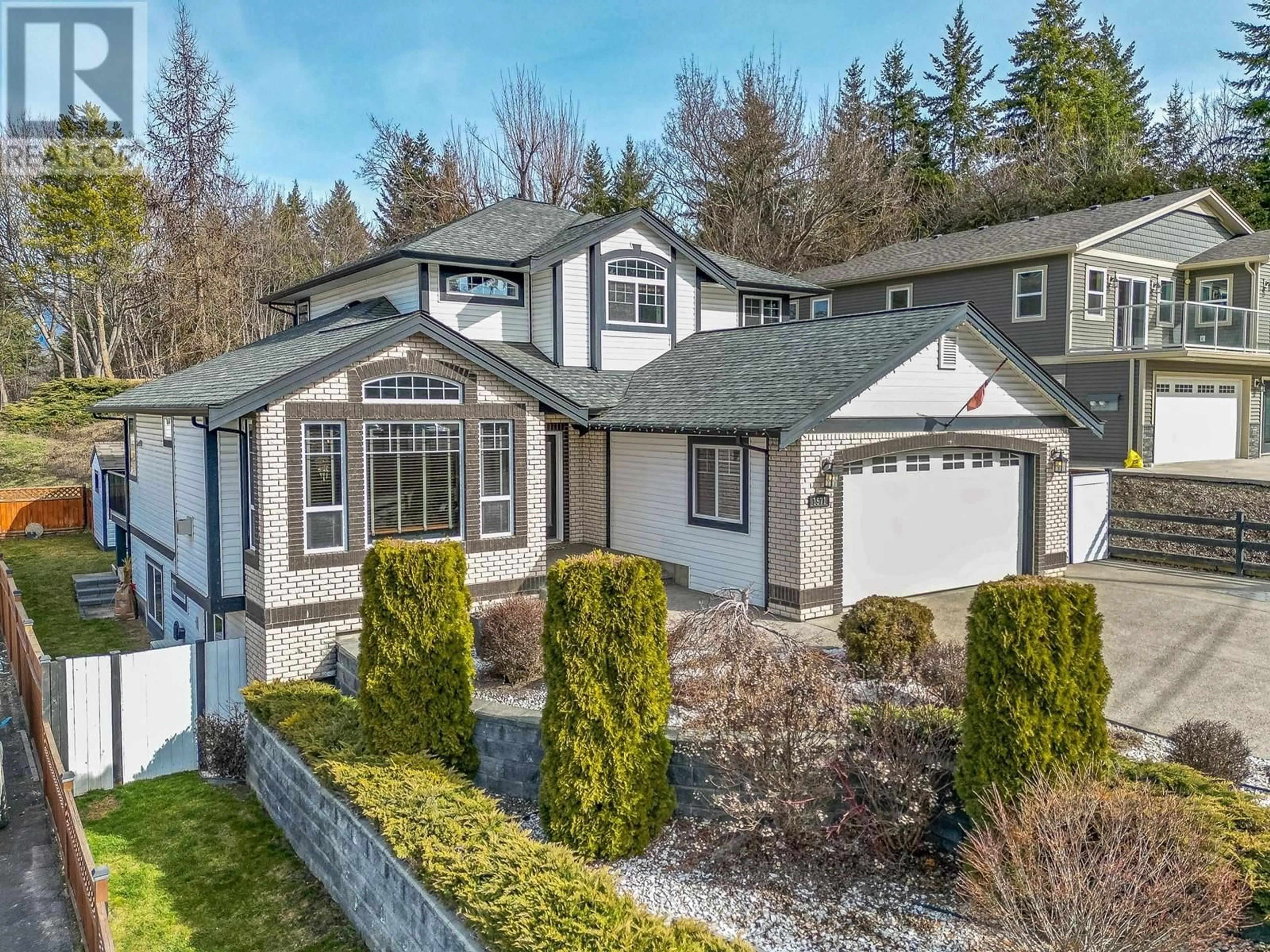 A pic from outside/outdoor area/front of a property/back of a property/a pic from drone, unknown for 1571 20 AVENUE NORTHEAST, Salmon Arm British Columbia V1E3X8