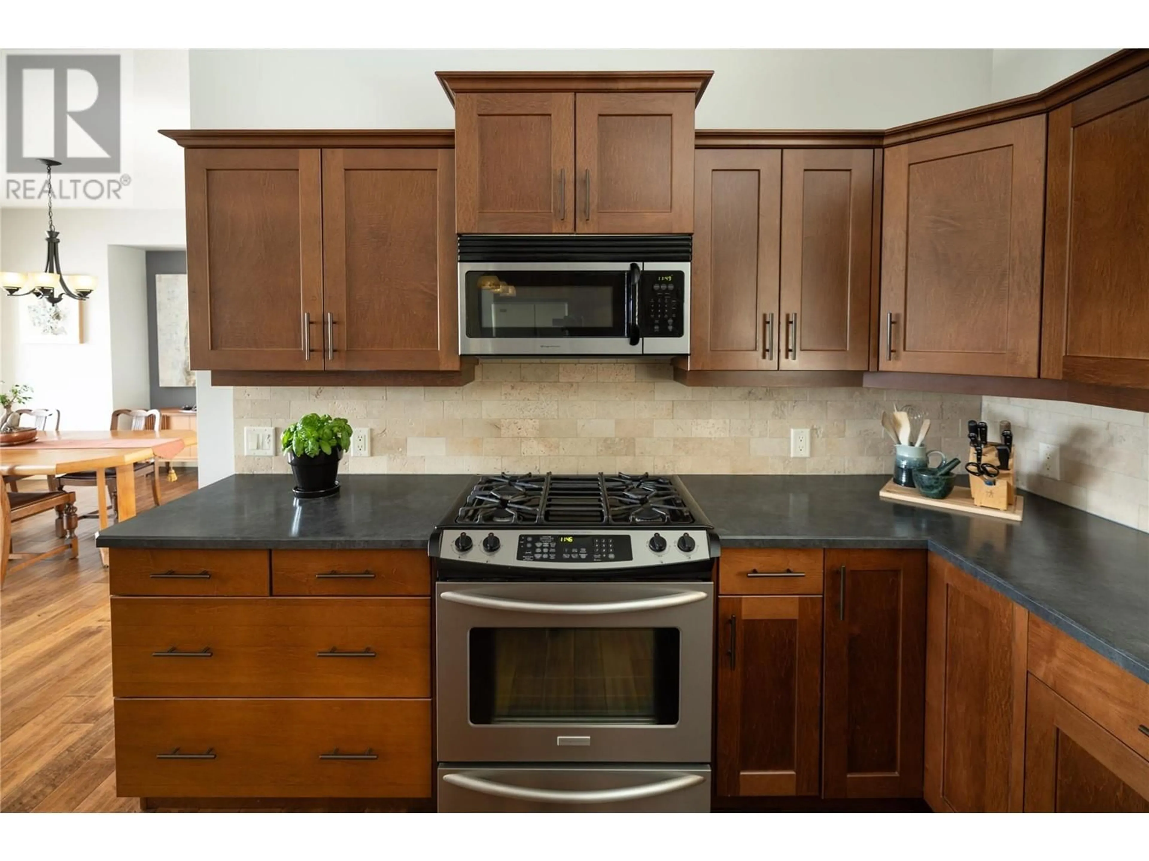Contemporary kitchen, unknown for 5511 MOUNTAINSIDE DRIVE, Kelowna British Columbia V1W5G4