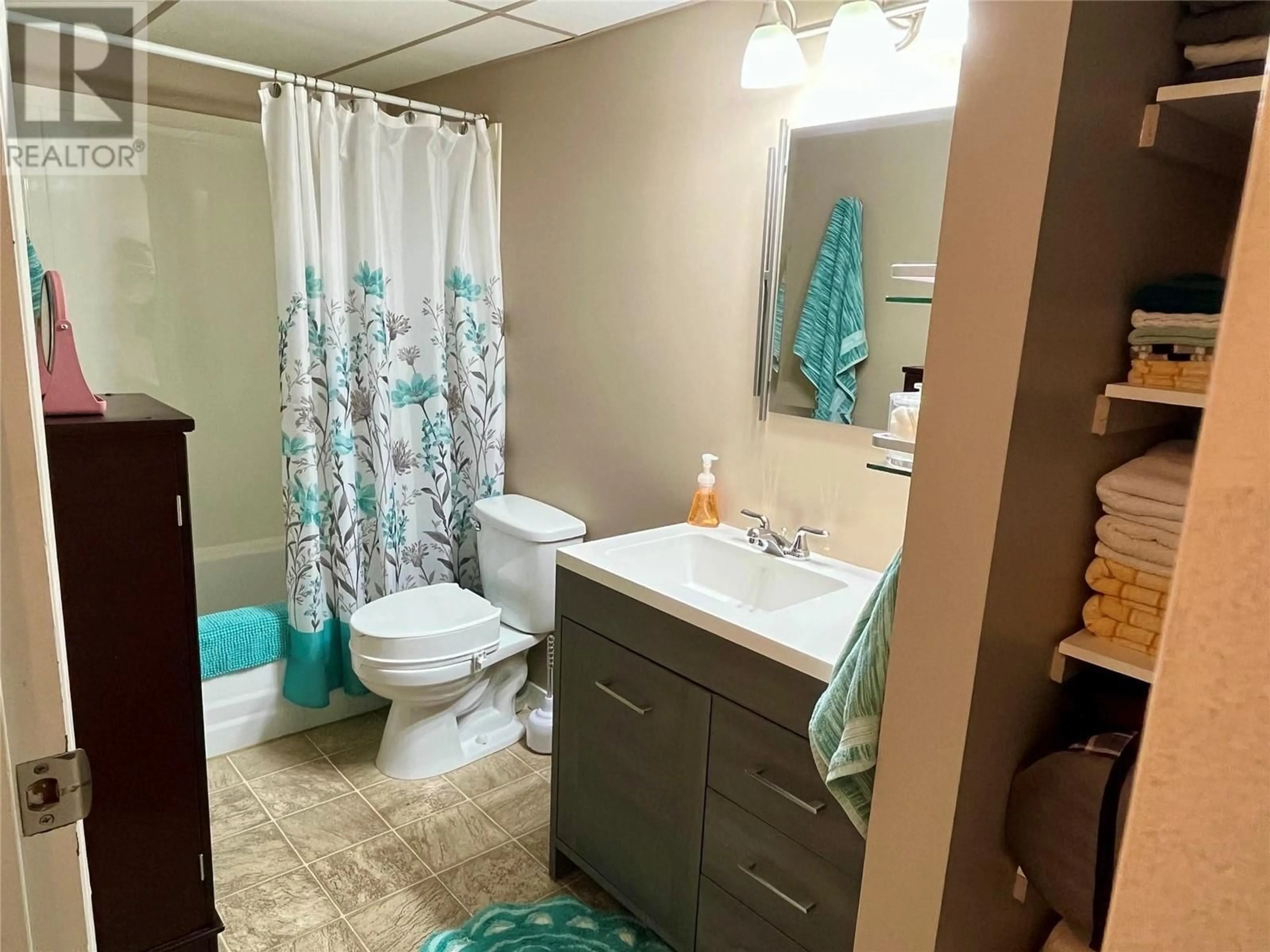 Standard bathroom, unknown for 202 - 1410 PENTICTON AVENUE, Penticton British Columbia V2A2N5