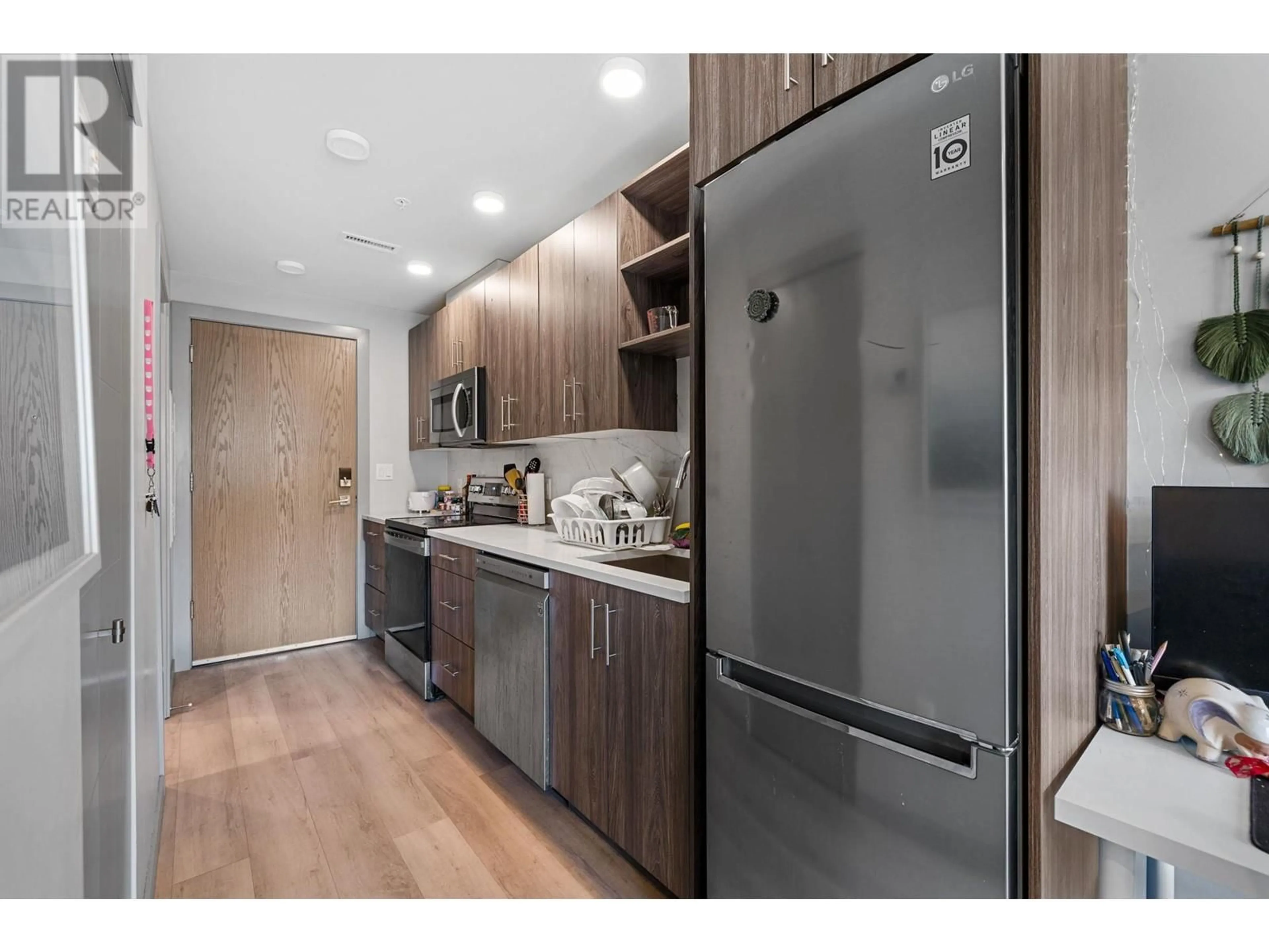 Standard kitchen, wood/laminate floor for 220 - 345 DOUGALL ROAD NORTH, Kelowna British Columbia V1X3K8