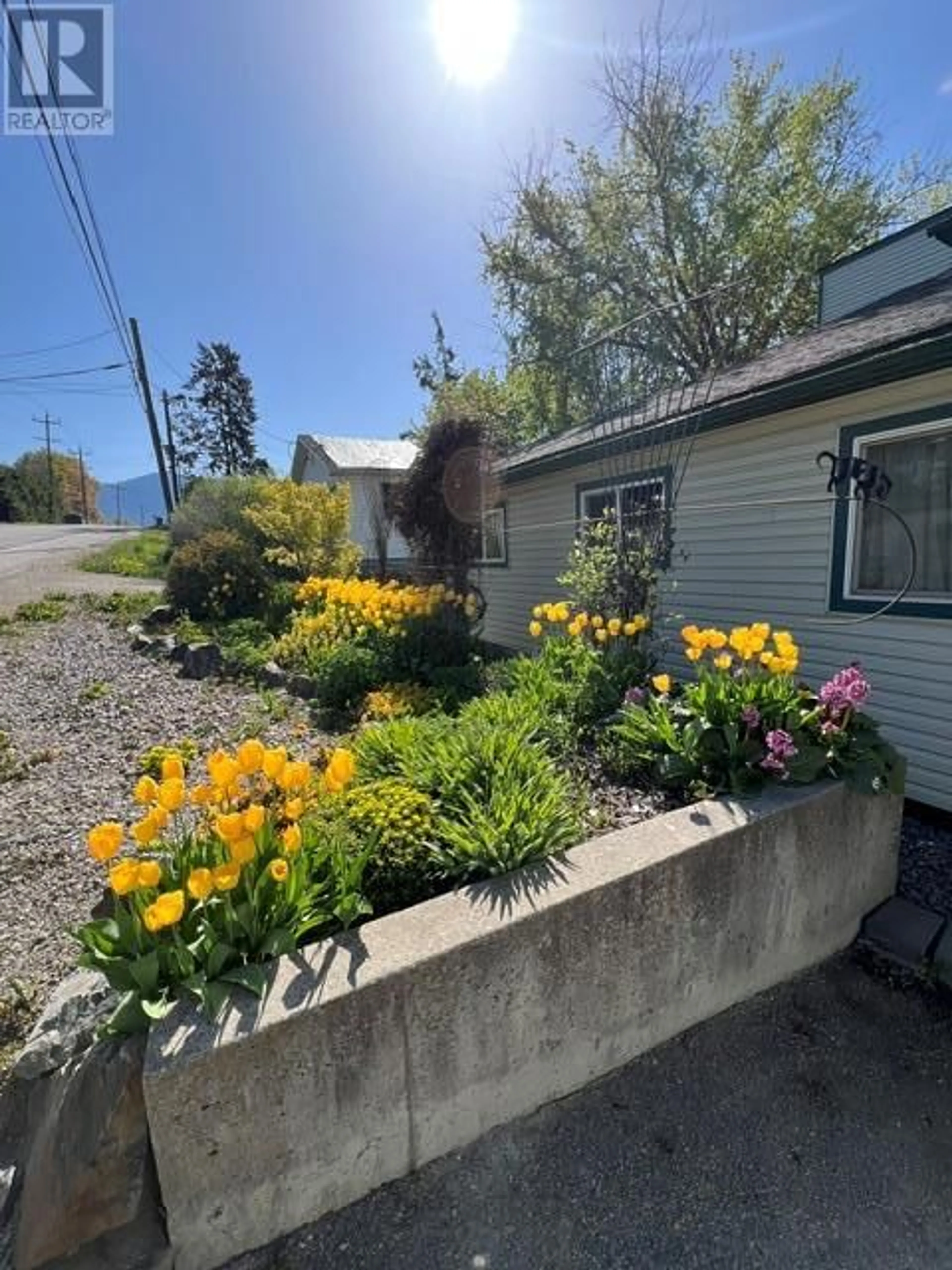 A pic from outside/outdoor area/front of a property/back of a property/a pic from drone, street for 1121 ERICKSON ROAD, Creston British Columbia V0B1G1
