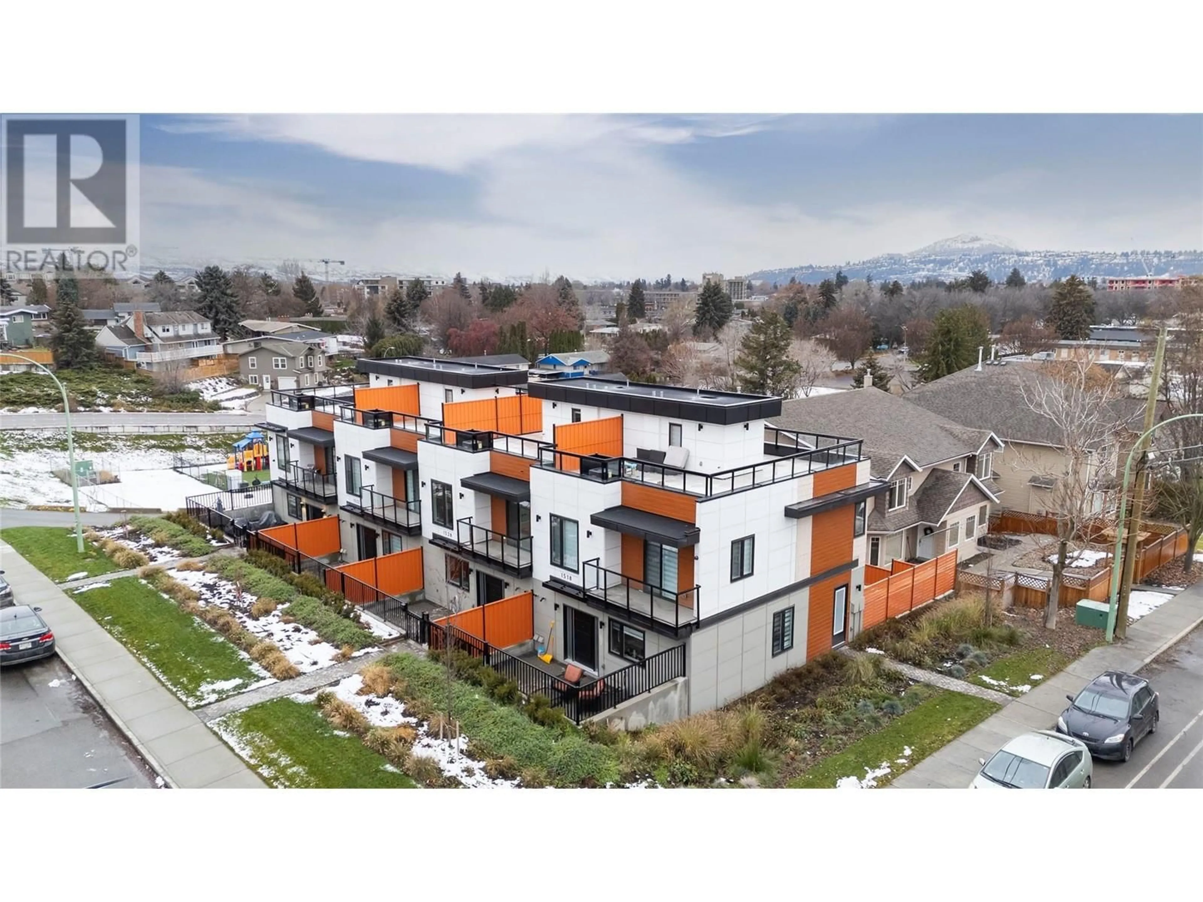 A pic from outside/outdoor area/front of a property/back of a property/a pic from drone, unknown for 1520 LAKEVIEW STREET, Kelowna British Columbia V1Y6R5