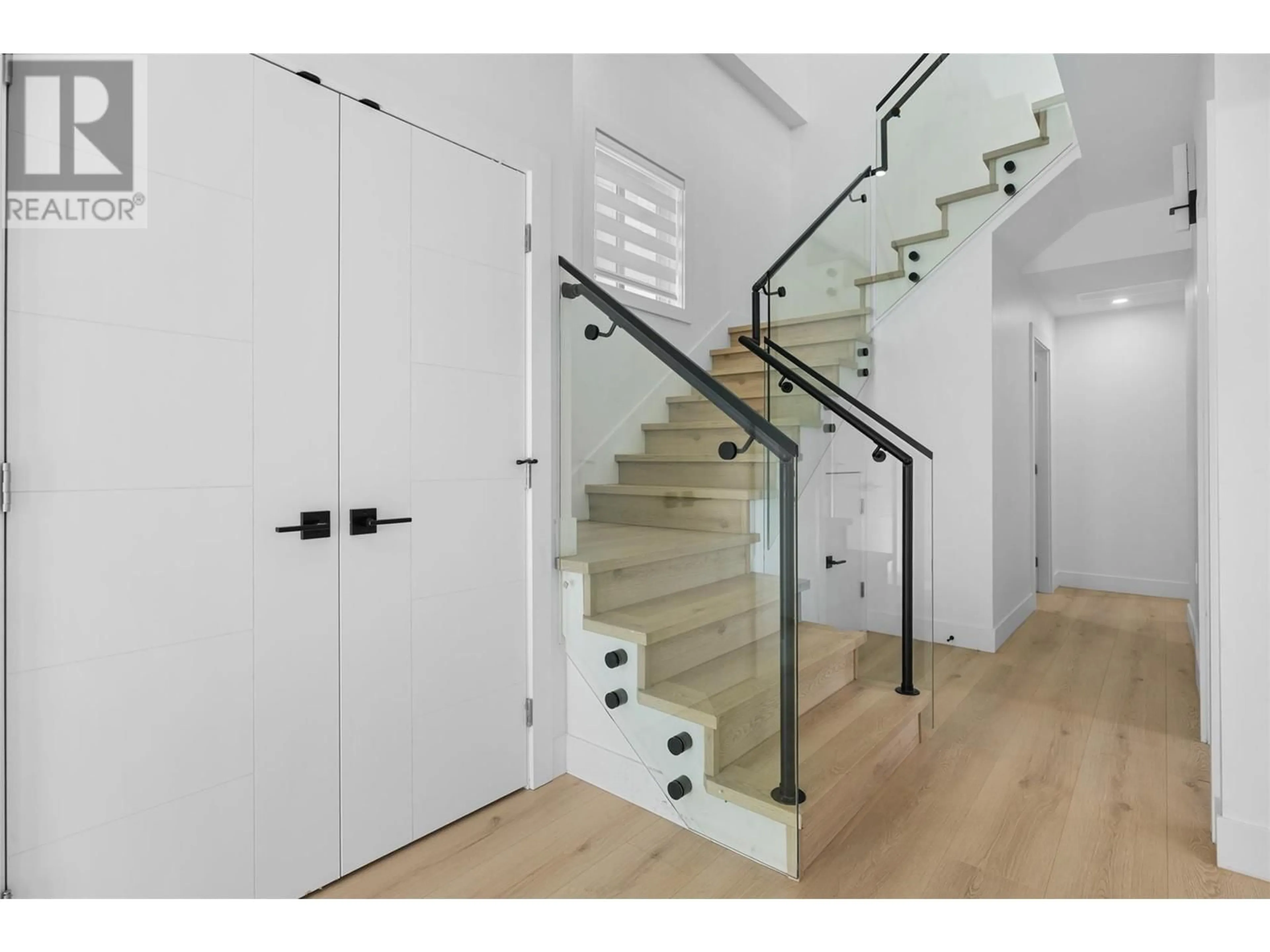 Stairs for 750 RAYMER AVENUE, Kelowna British Columbia V1Y4Z8