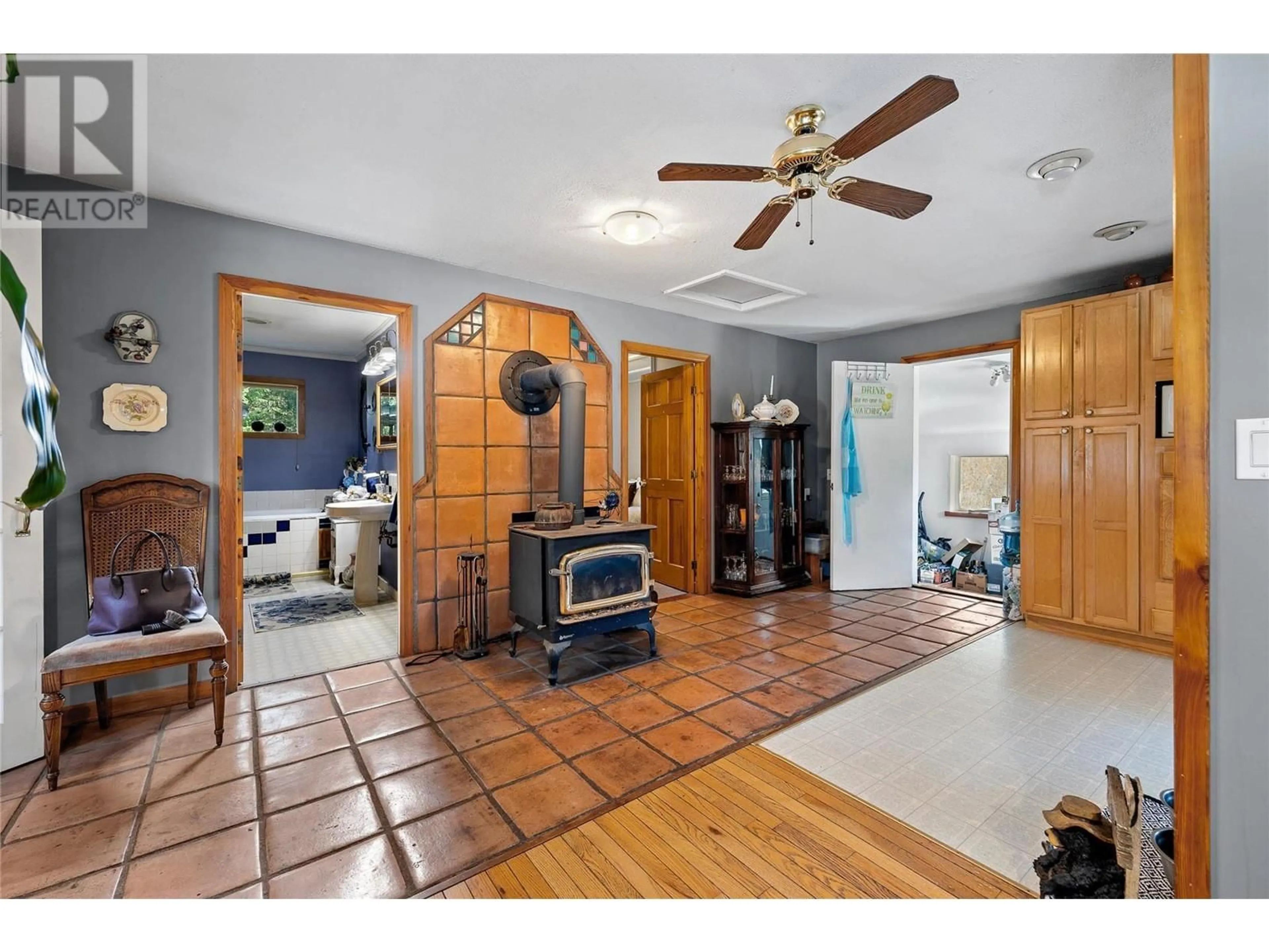 Indoor entryway for 6580 33 HIGHWAY, Beaverdell British Columbia V0H1A0