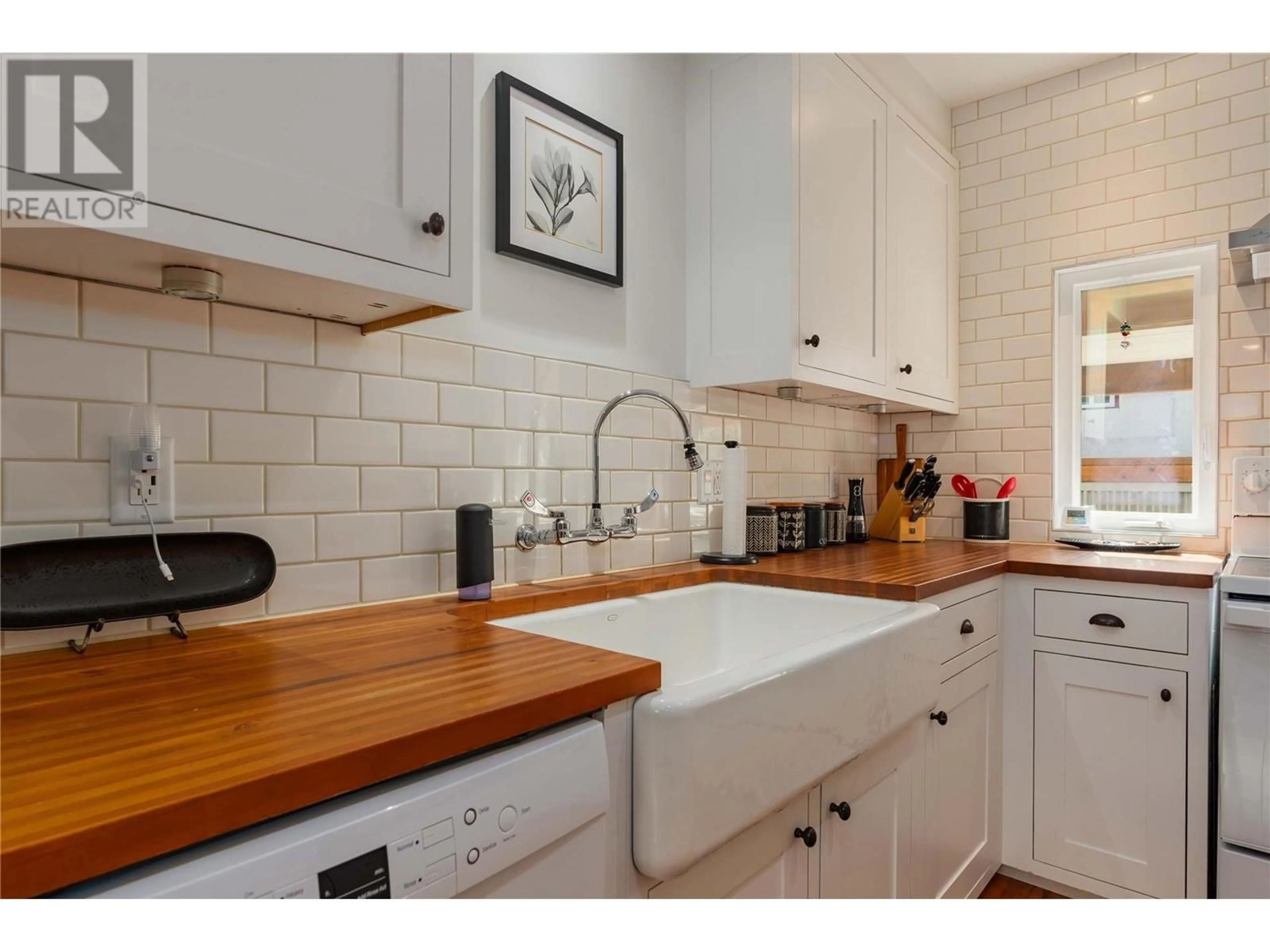 Standard kitchen, ceramic/tile floor for 1443 COLUMBIA AVENUE, Trail British Columbia V1R1J7
