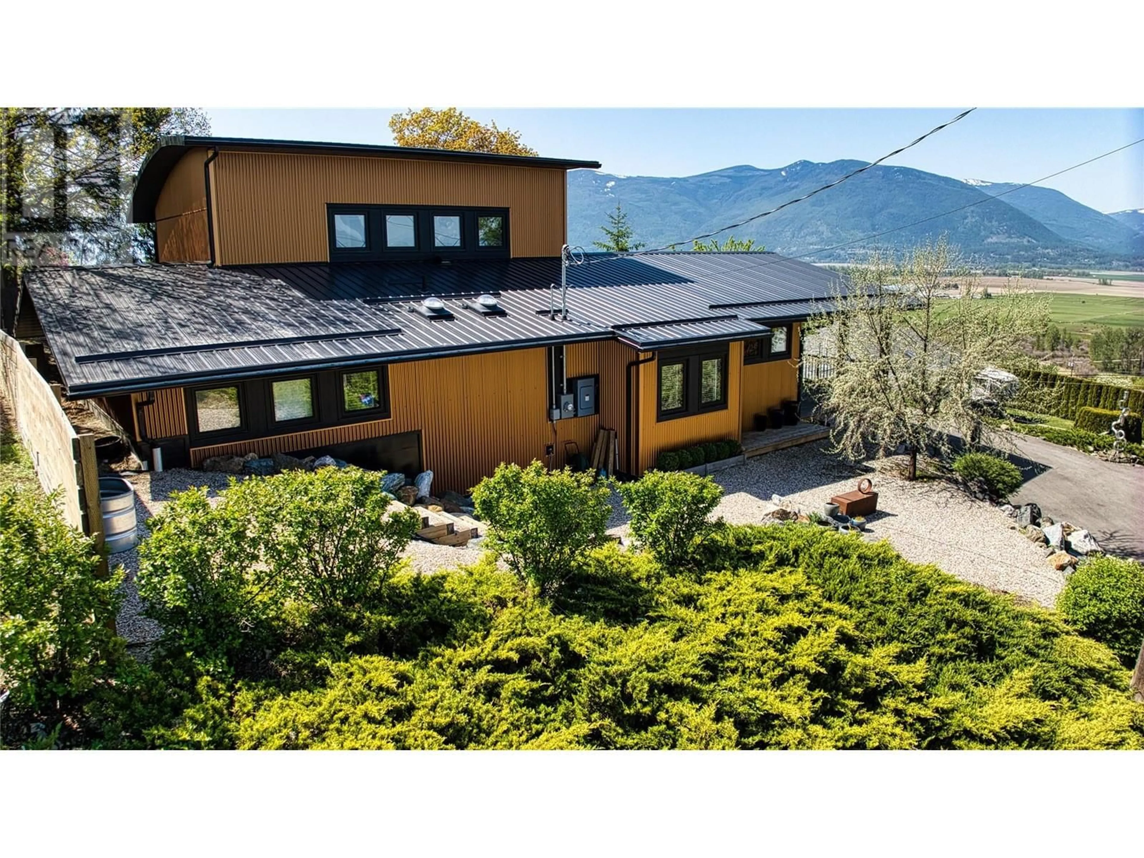 A pic from outside/outdoor area/front of a property/back of a property/a pic from drone, mountain view for 621 REGINA STREET, Creston British Columbia V0B1G4