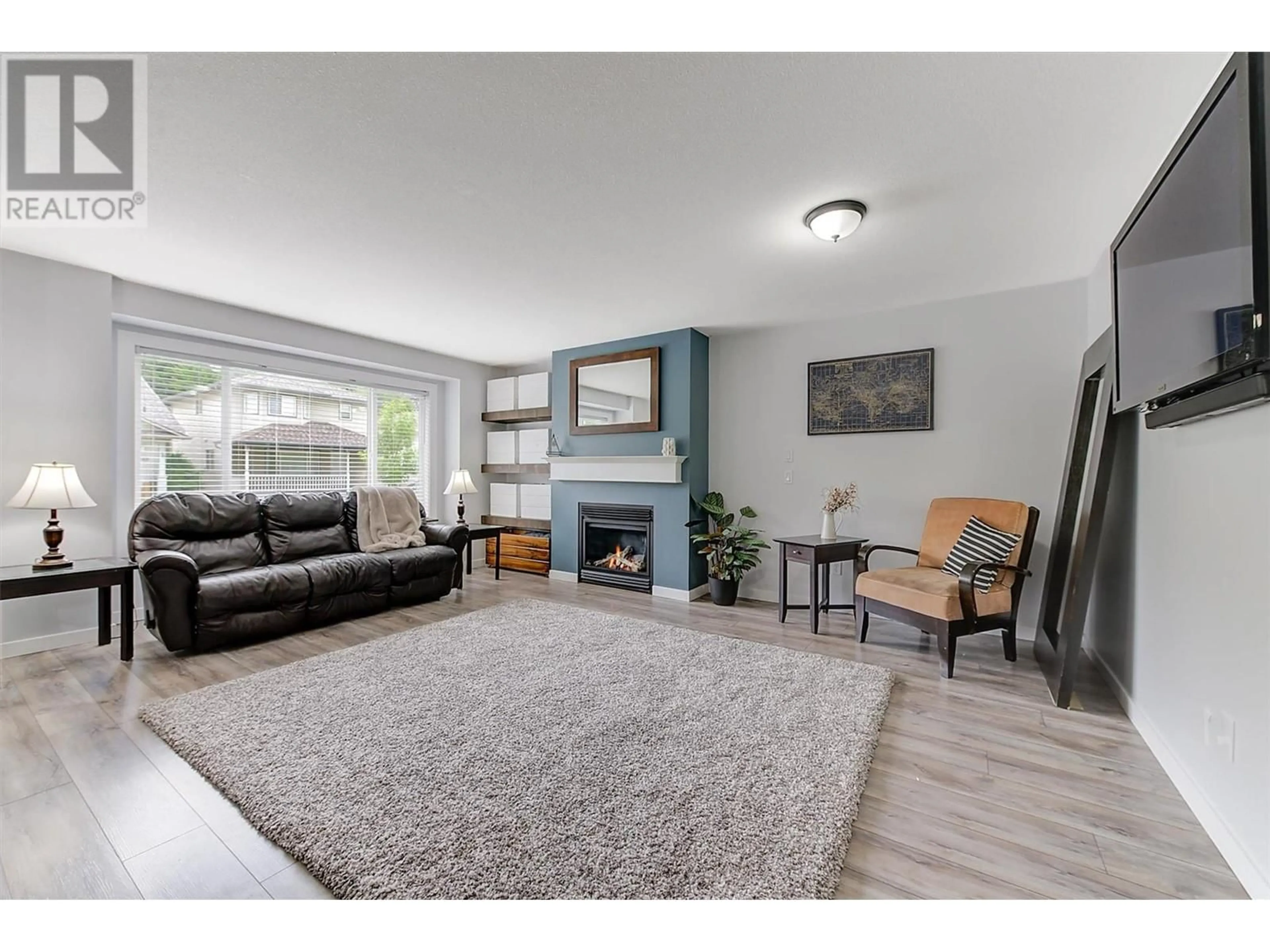 Living room with furniture, wood/laminate floor for 8 - 2210 HORIZON DRIVE, West Kelowna British Columbia V1Z3L4