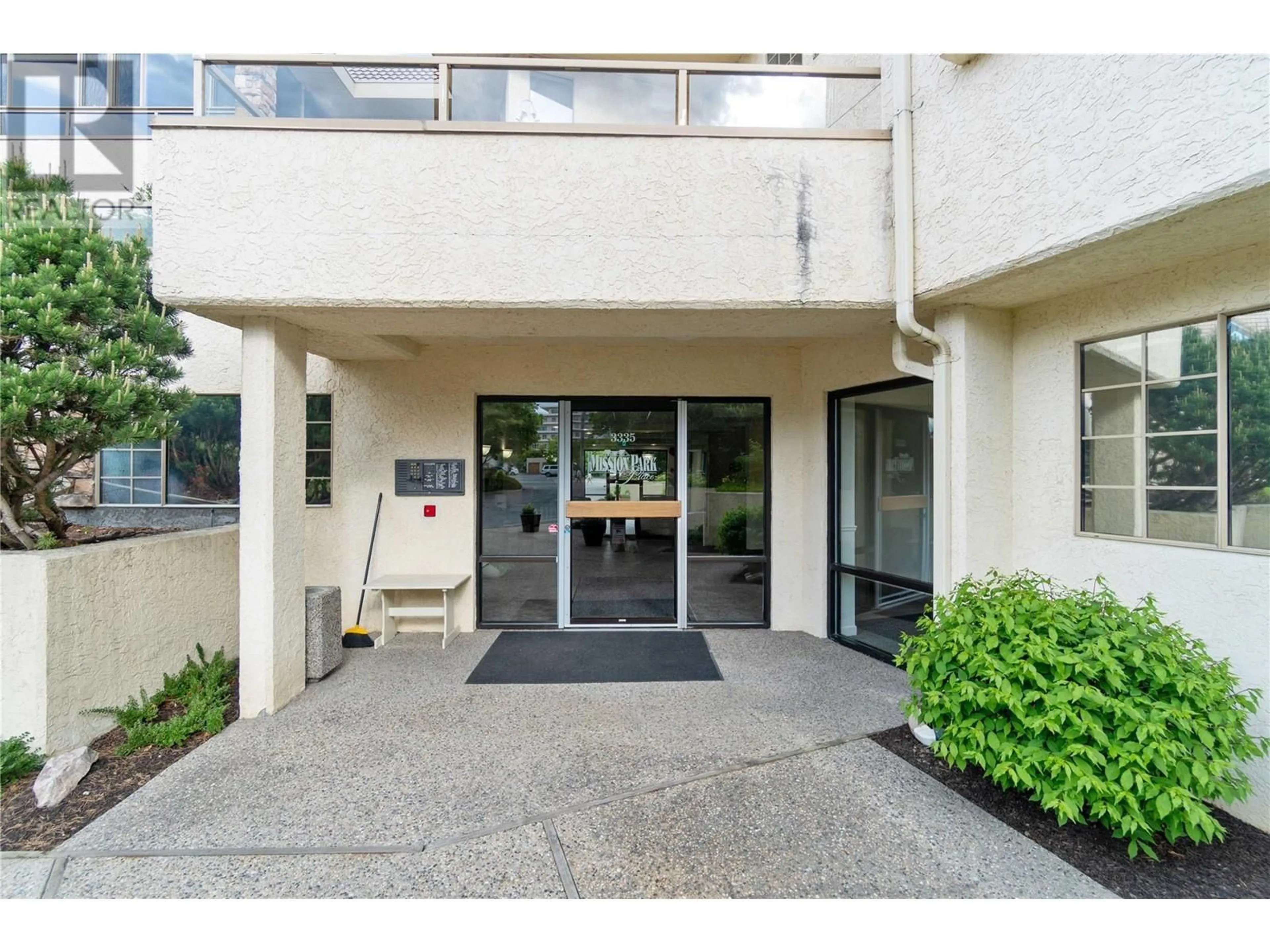 Indoor foyer for 213 - 3335 RICHTER STREET, Kelowna British Columbia V1W3Y1