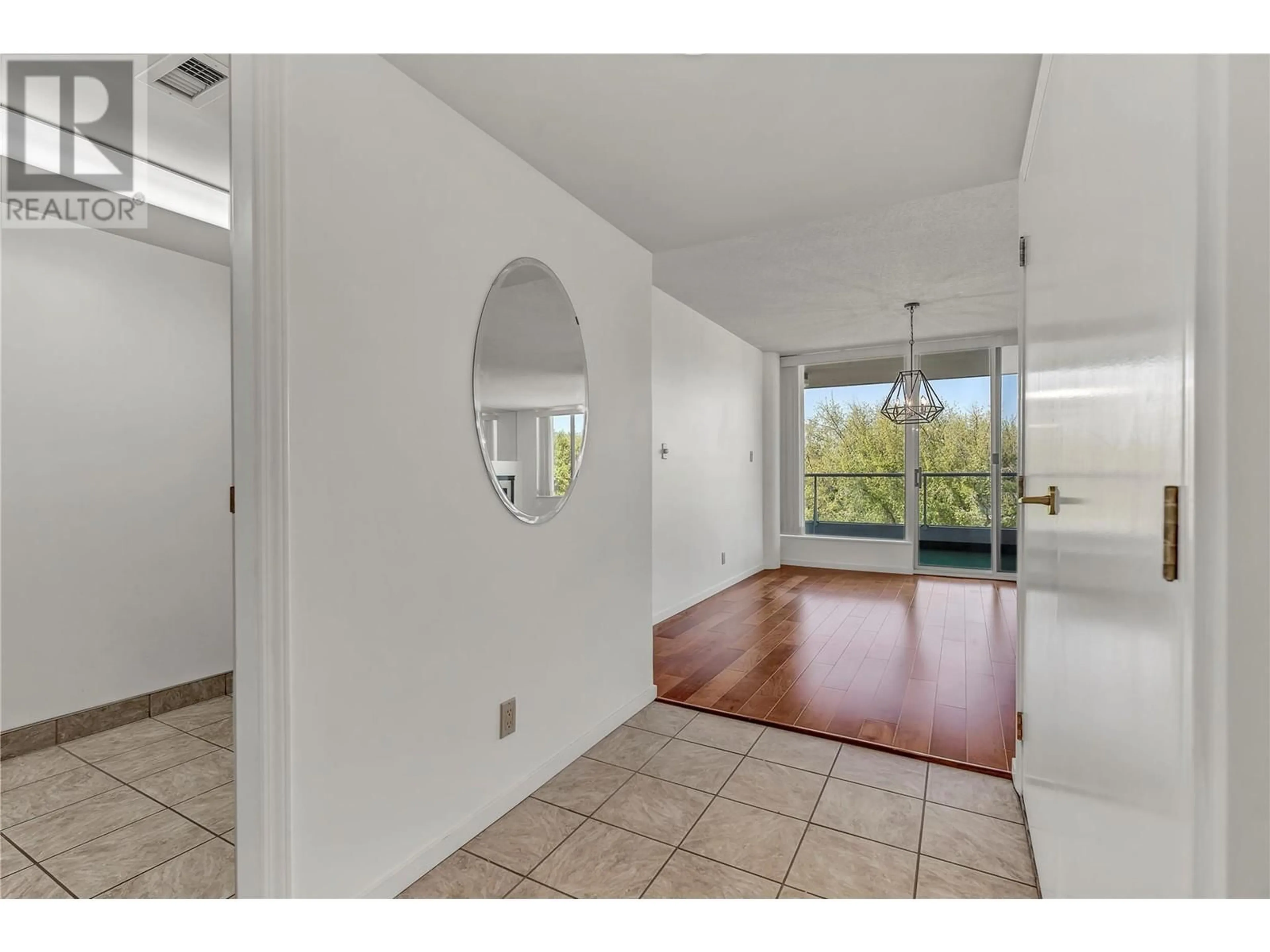 Indoor entryway for 301 - 86 LAKESHORE DRIVE, Penticton British Columbia V2A1B5