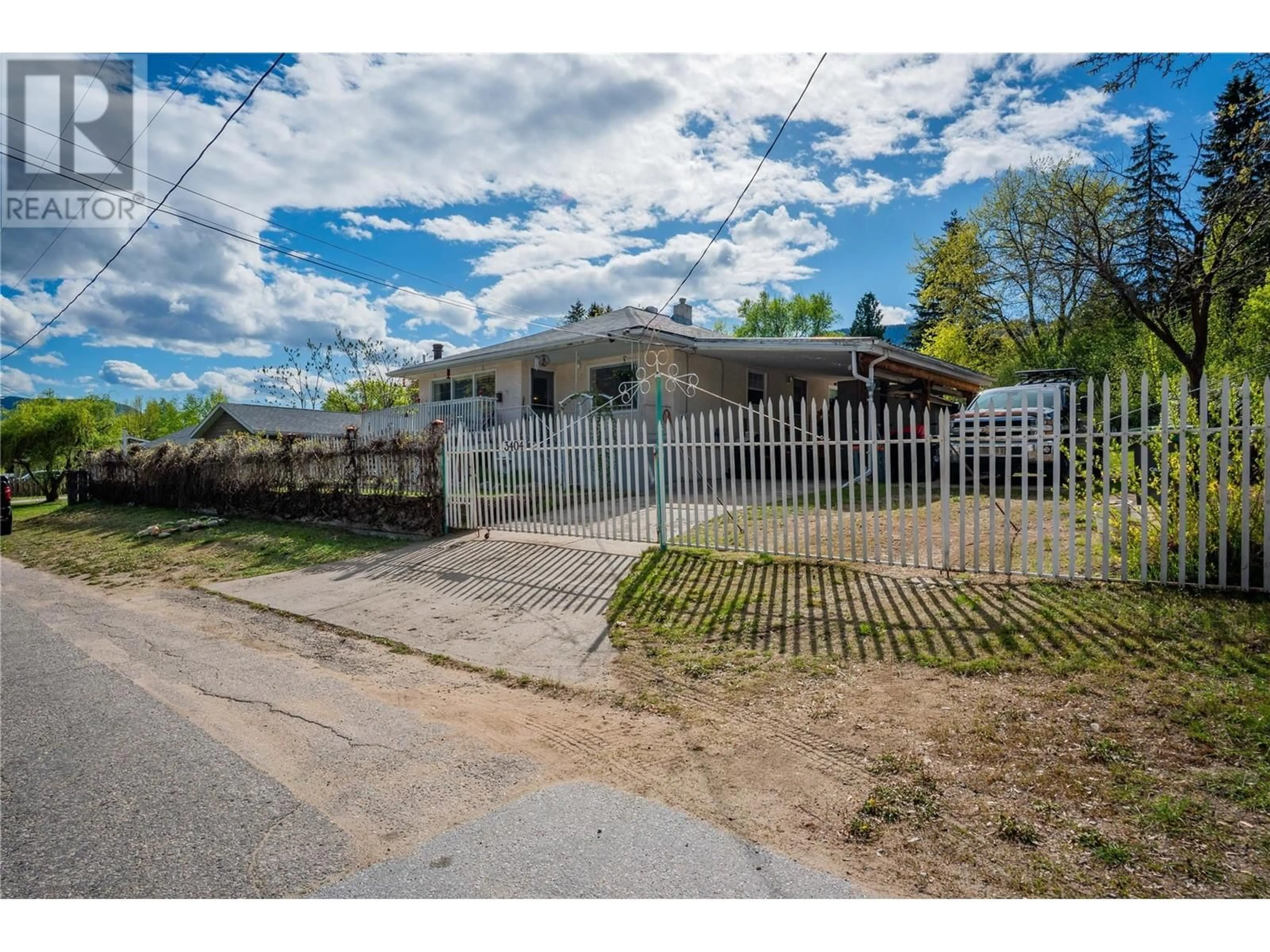 A pic from outside/outdoor area/front of a property/back of a property/a pic from drone, street for 3404 4TH AVENUE, Castlegar British Columbia V1N2T3