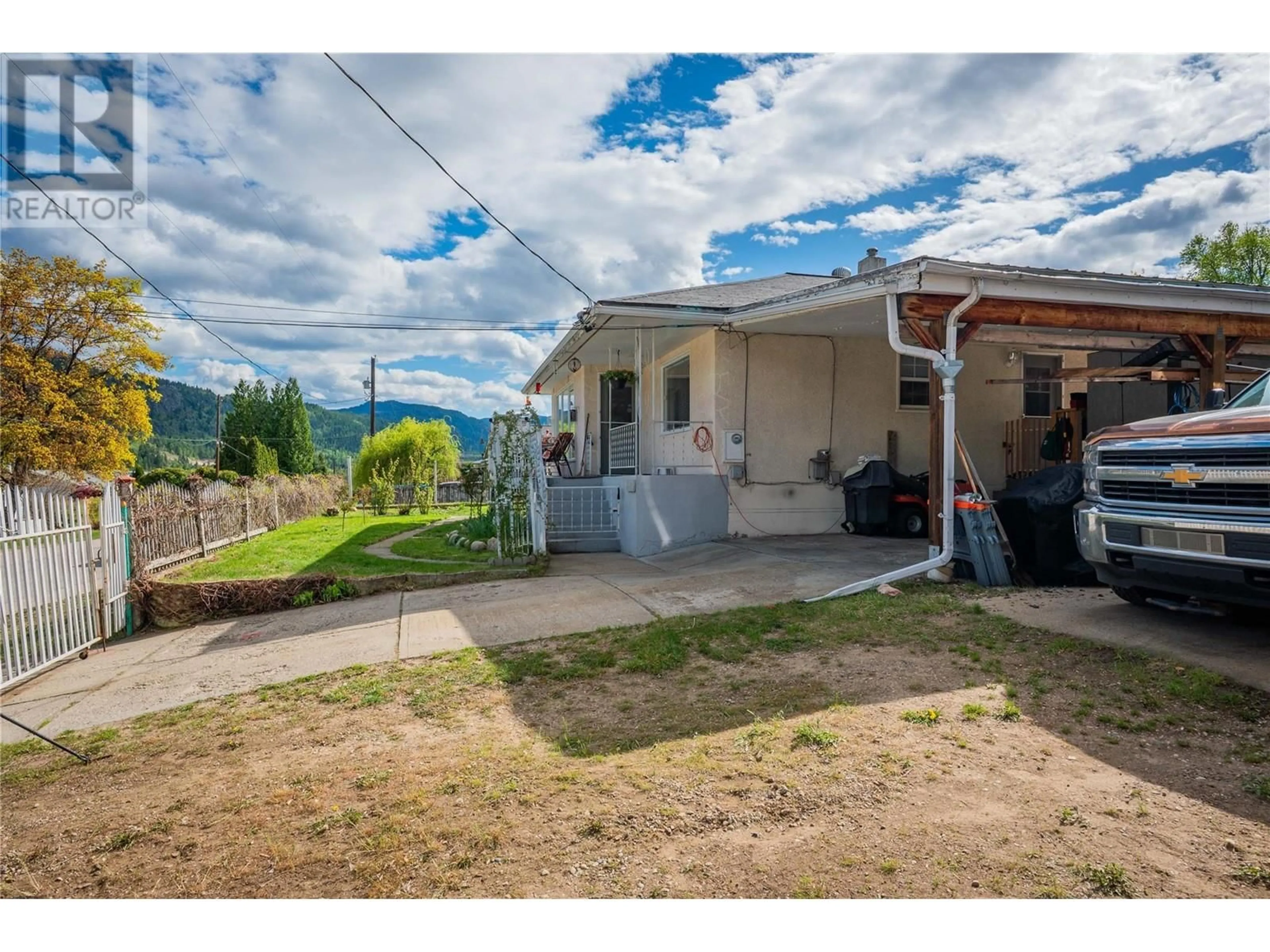 A pic from outside/outdoor area/front of a property/back of a property/a pic from drone, street for 3404 4TH AVENUE, Castlegar British Columbia V1N2T3