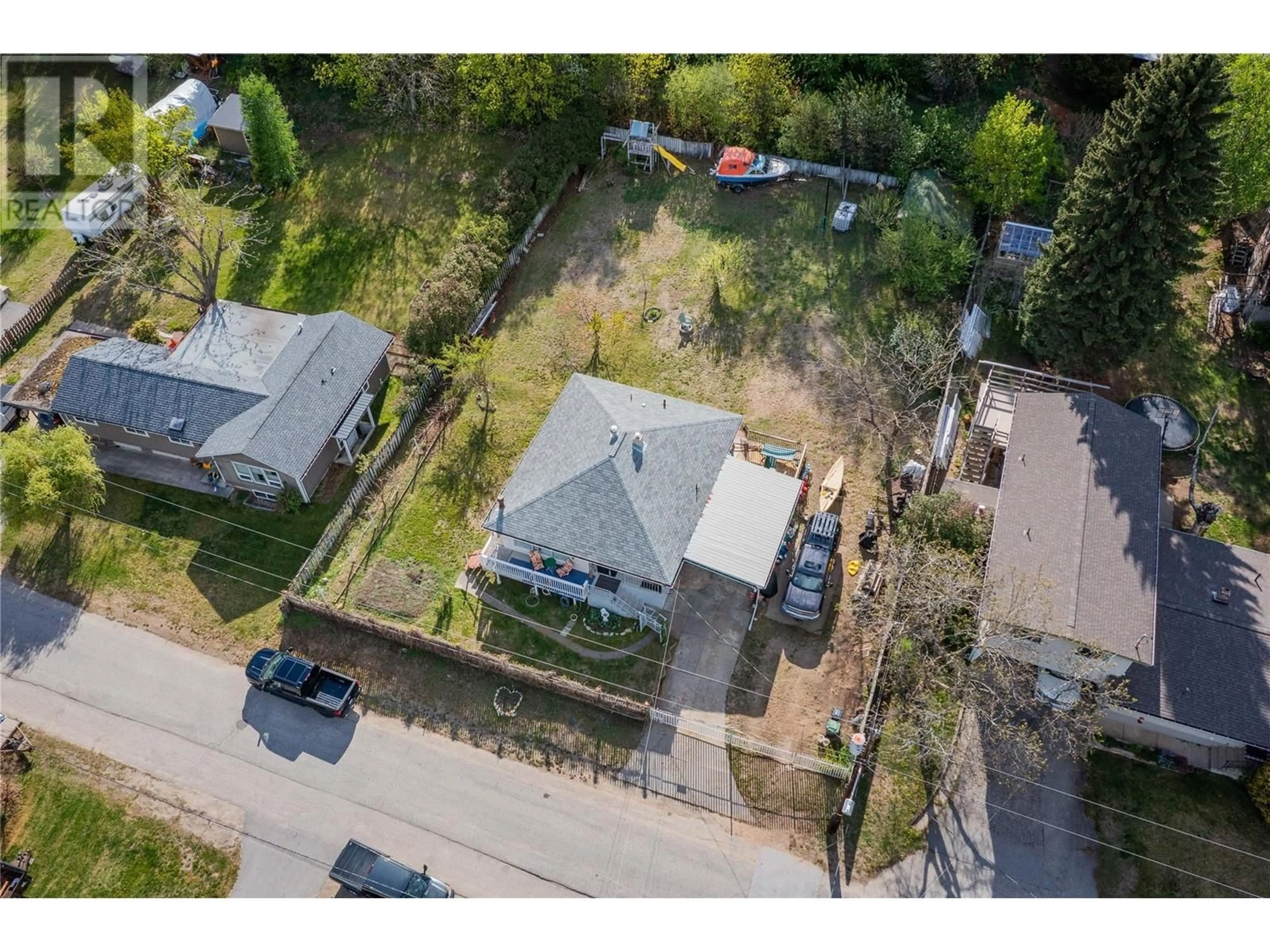 A pic from outside/outdoor area/front of a property/back of a property/a pic from drone, street for 3404 4TH AVENUE, Castlegar British Columbia V1N2T3
