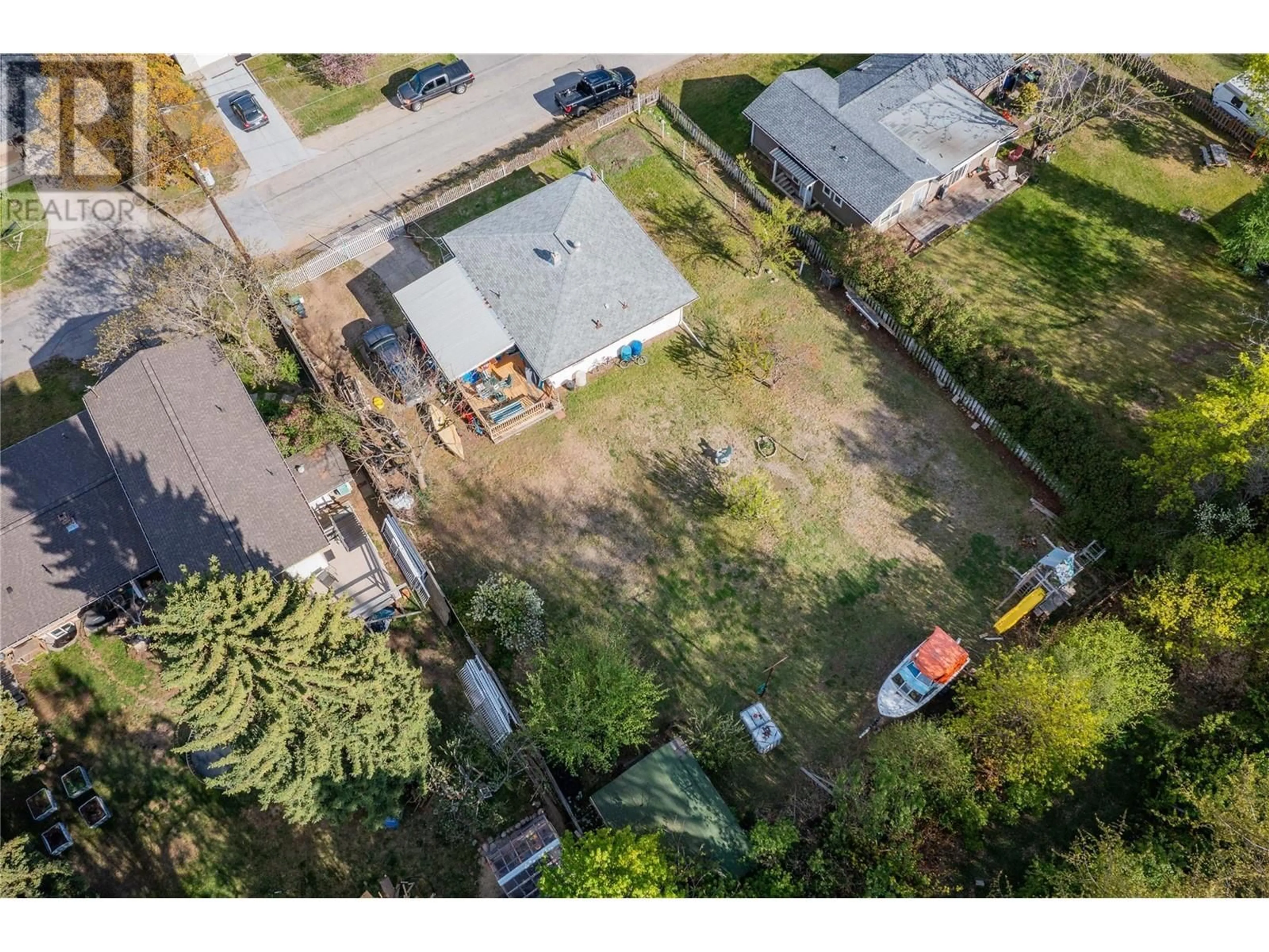 A pic from outside/outdoor area/front of a property/back of a property/a pic from drone, street for 3404 4TH AVENUE, Castlegar British Columbia V1N2T3