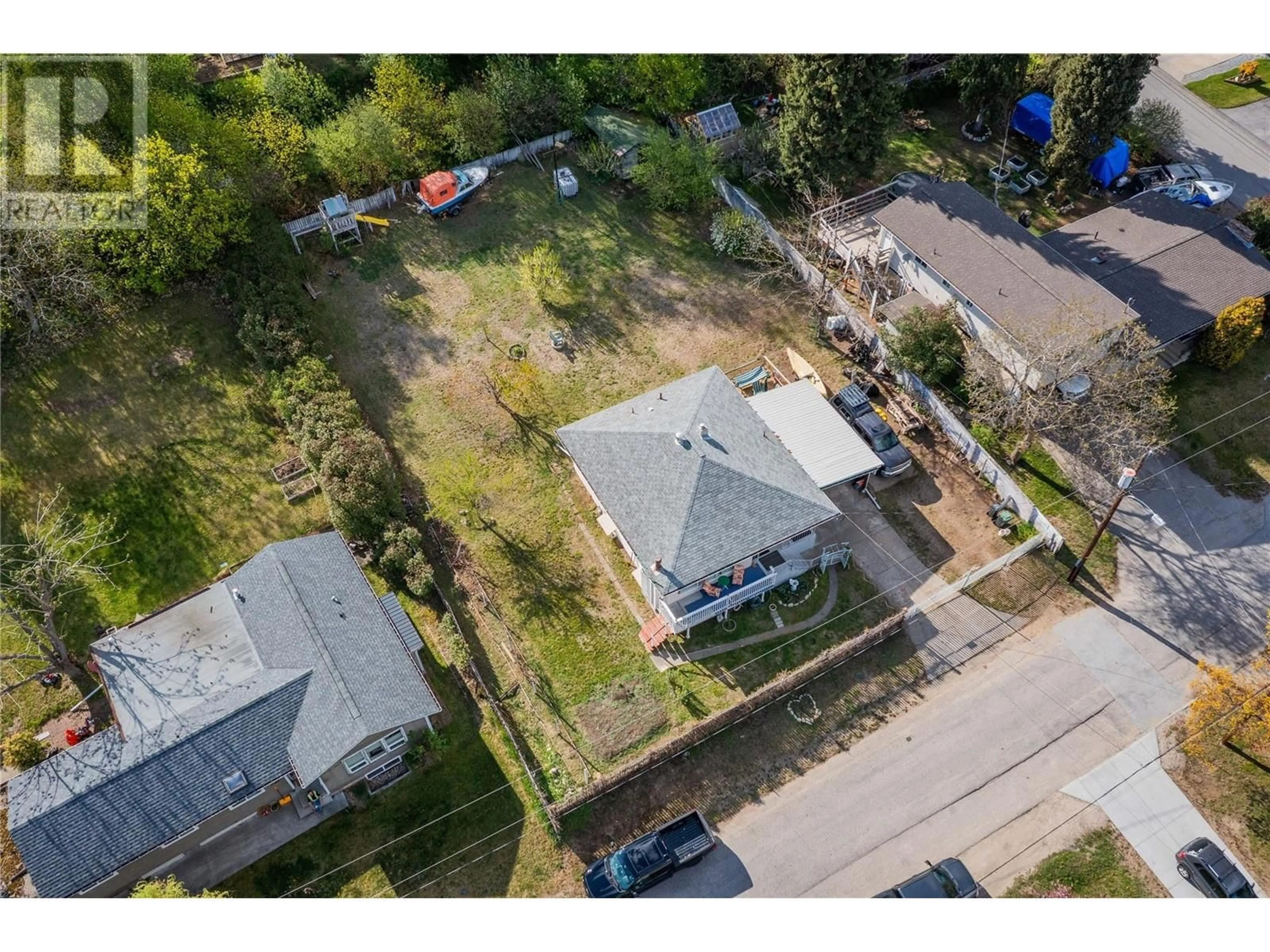 A pic from outside/outdoor area/front of a property/back of a property/a pic from drone, street for 3404 4TH AVENUE, Castlegar British Columbia V1N2T3