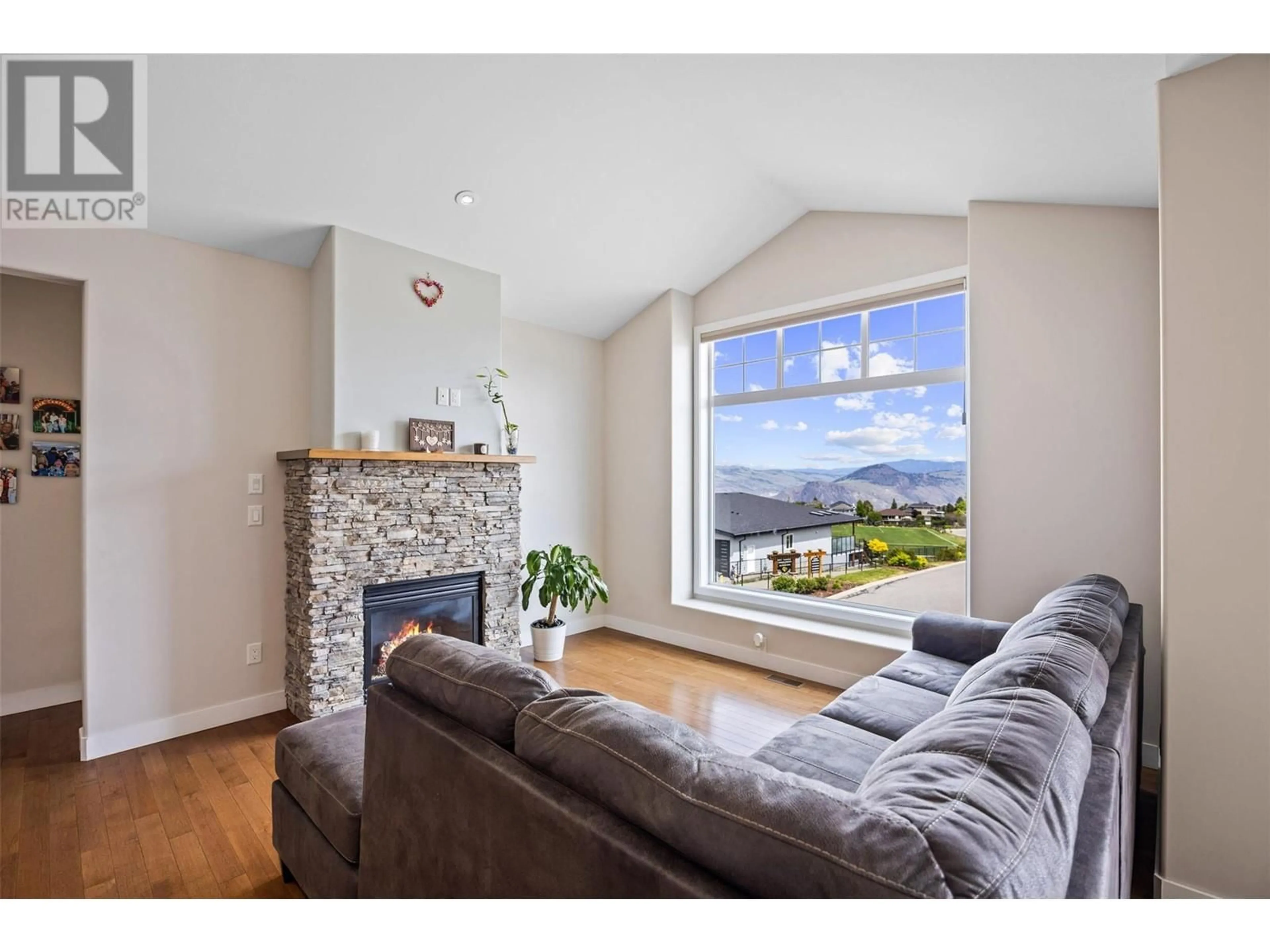 Living room with furniture, unknown for 2201 LINFIELD DRIVE, Kamloops British Columbia V1S0B8