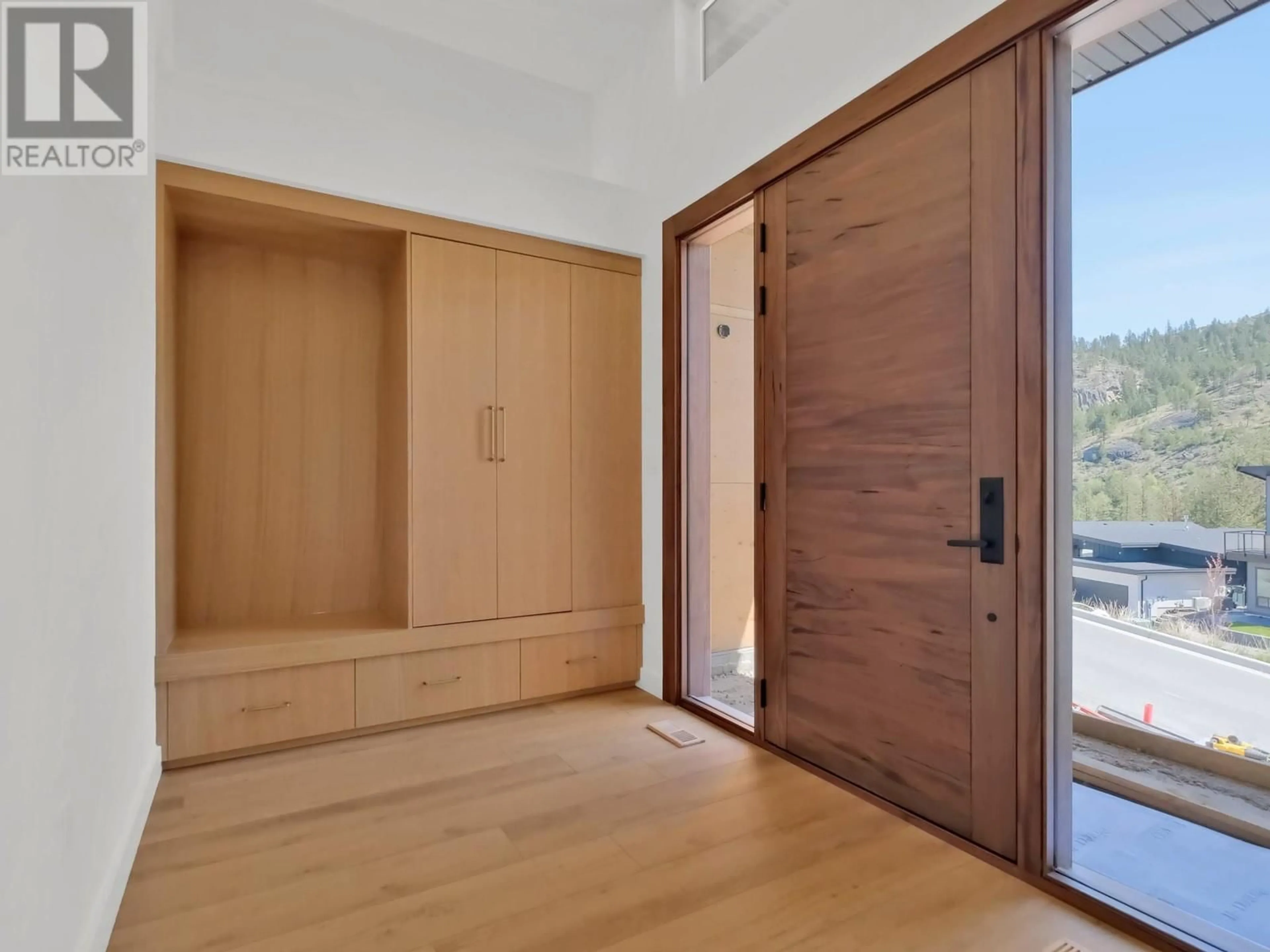 Indoor entryway for 106 - 3331 EVERGREEN DRIVE, Penticton British Columbia V2A0J3
