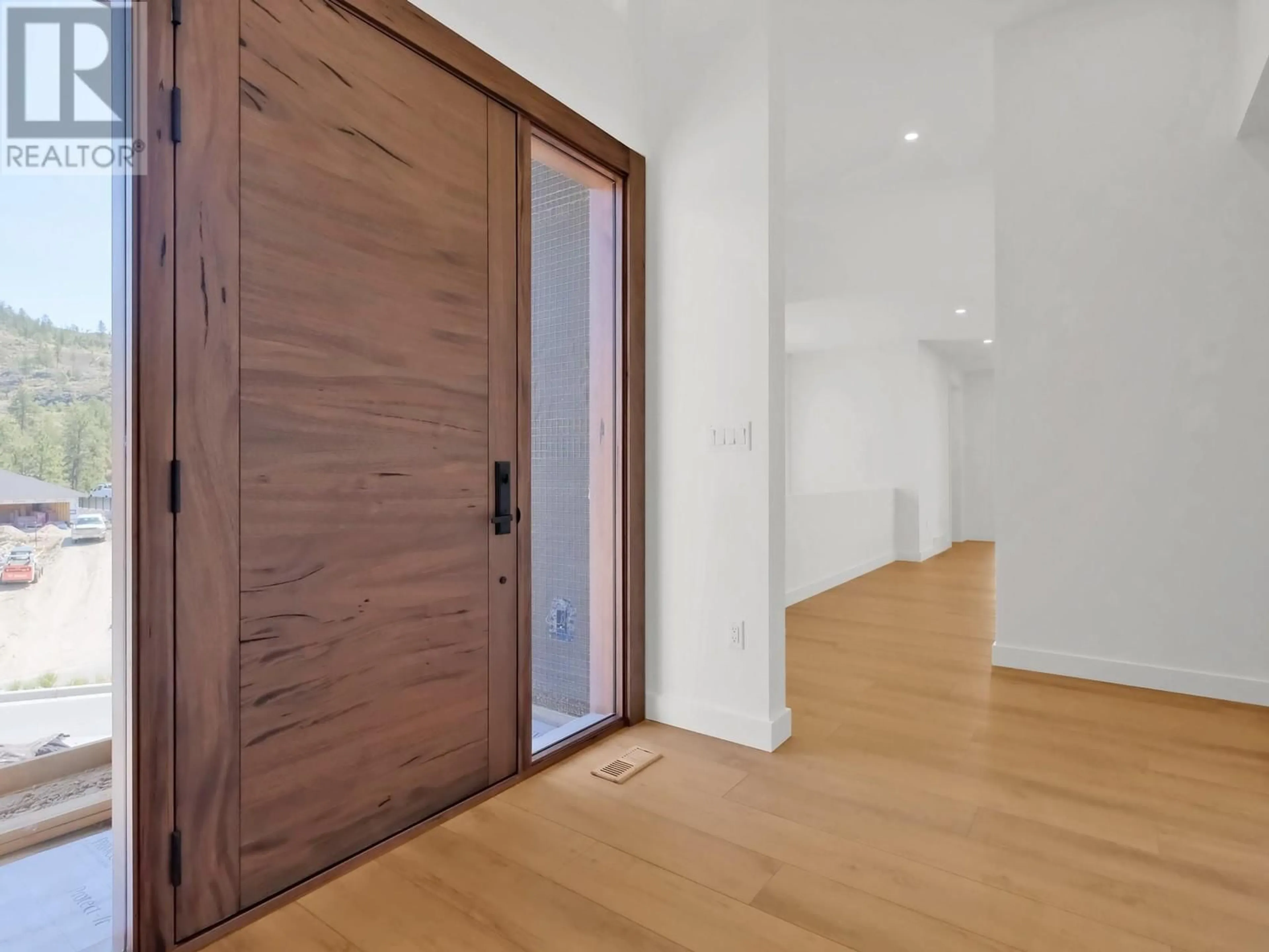 Indoor foyer for 106 - 3331 EVERGREEN DRIVE, Penticton British Columbia V2A0J3