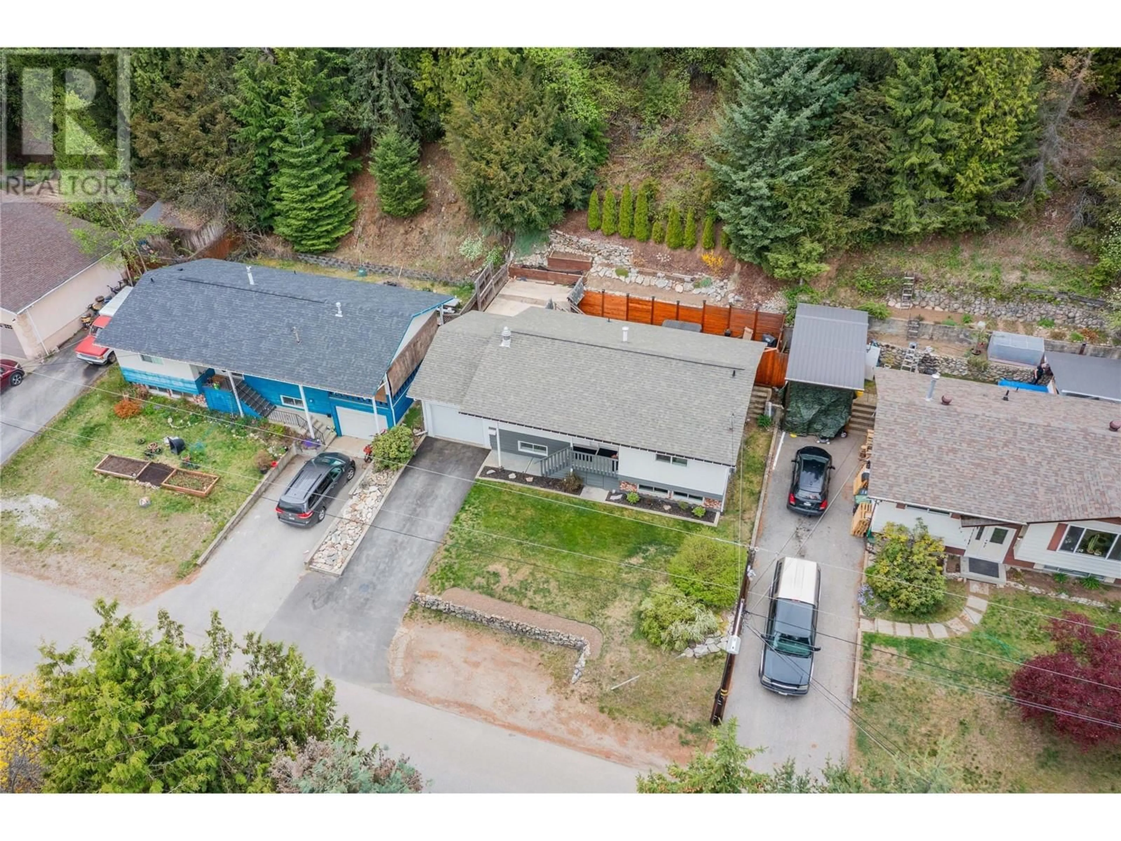 A pic from outside/outdoor area/front of a property/back of a property/a pic from drone, street for 2312 11TH AVENUE, Castlegar British Columbia V1N3A6