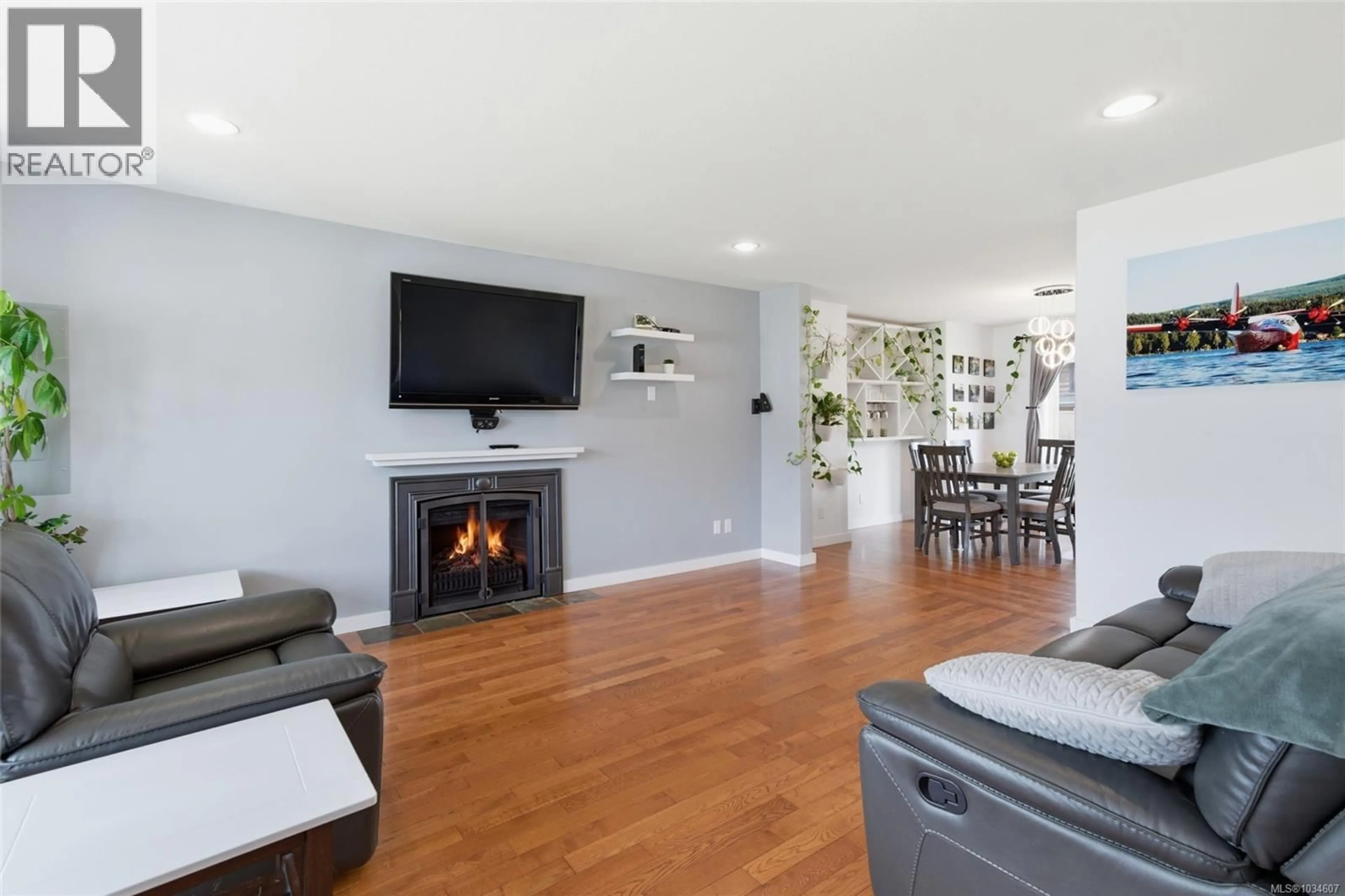 Living room with furniture, wood/laminate floor for 5456 WESTPORTE PLACE, Port Alberni British Columbia V9Y8E4