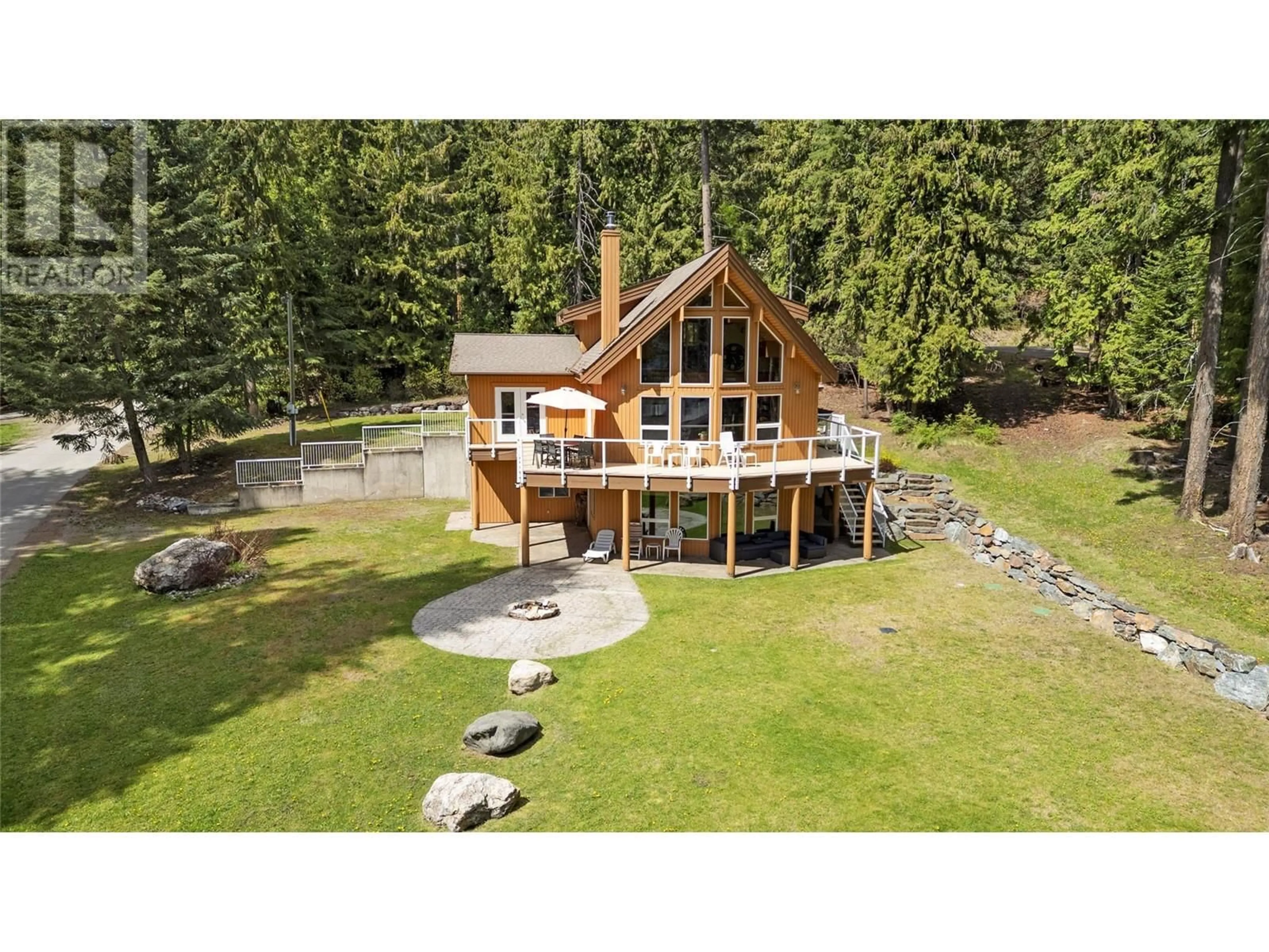 A pic from outside/outdoor area/front of a property/back of a property/a pic from drone, water/lake/river/ocean view for 7889 GARDINER ROAD, Anglemont British Columbia V0E1M8