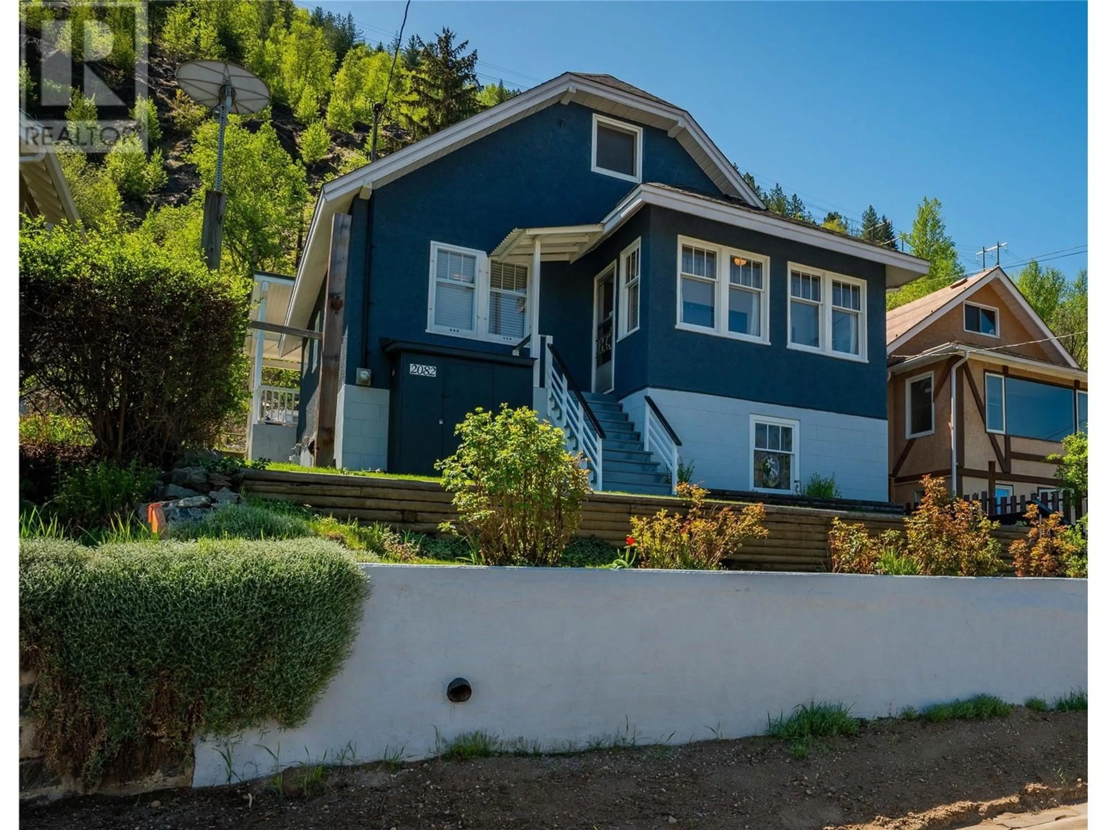 Home with vinyl exterior material, street for 2082 DANIEL STREET, Trail British Columbia V1R4G9