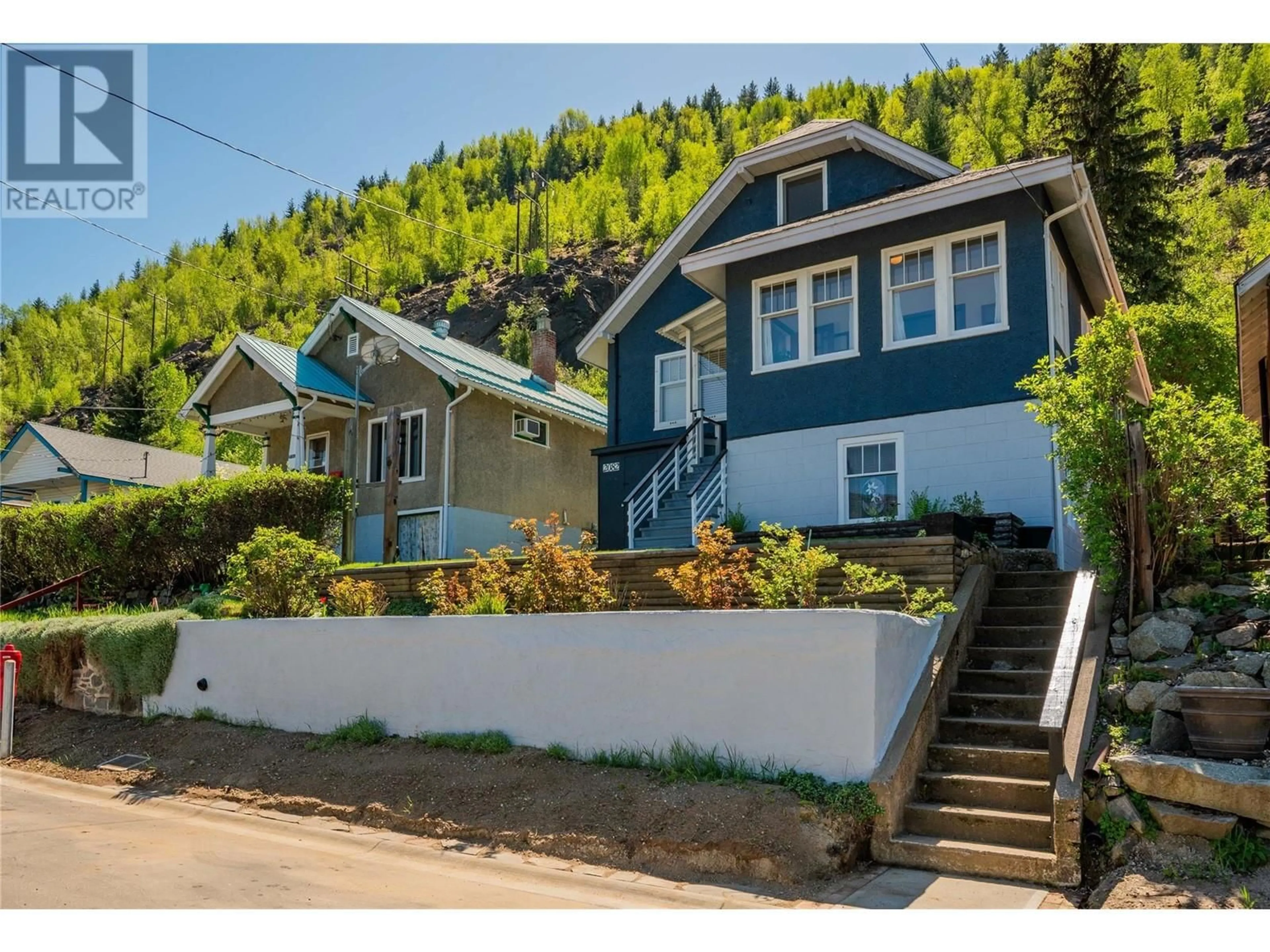 Home with vinyl exterior material, street for 2082 DANIEL STREET, Trail British Columbia V1R4G9