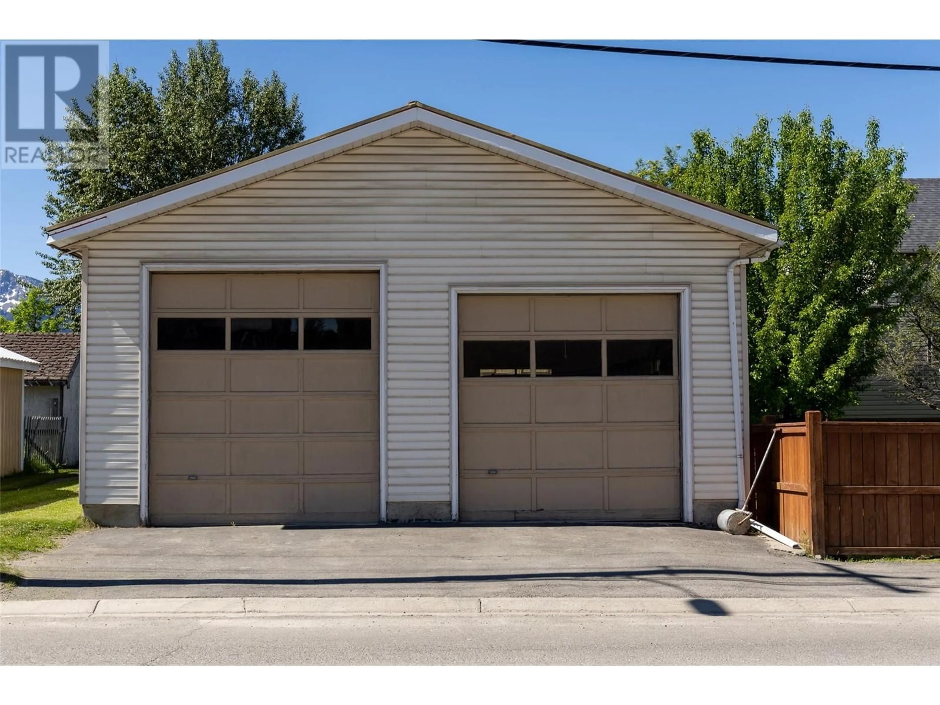 Indoor garage for 1292 2ND AVENUE, Fernie British Columbia V0B1M0