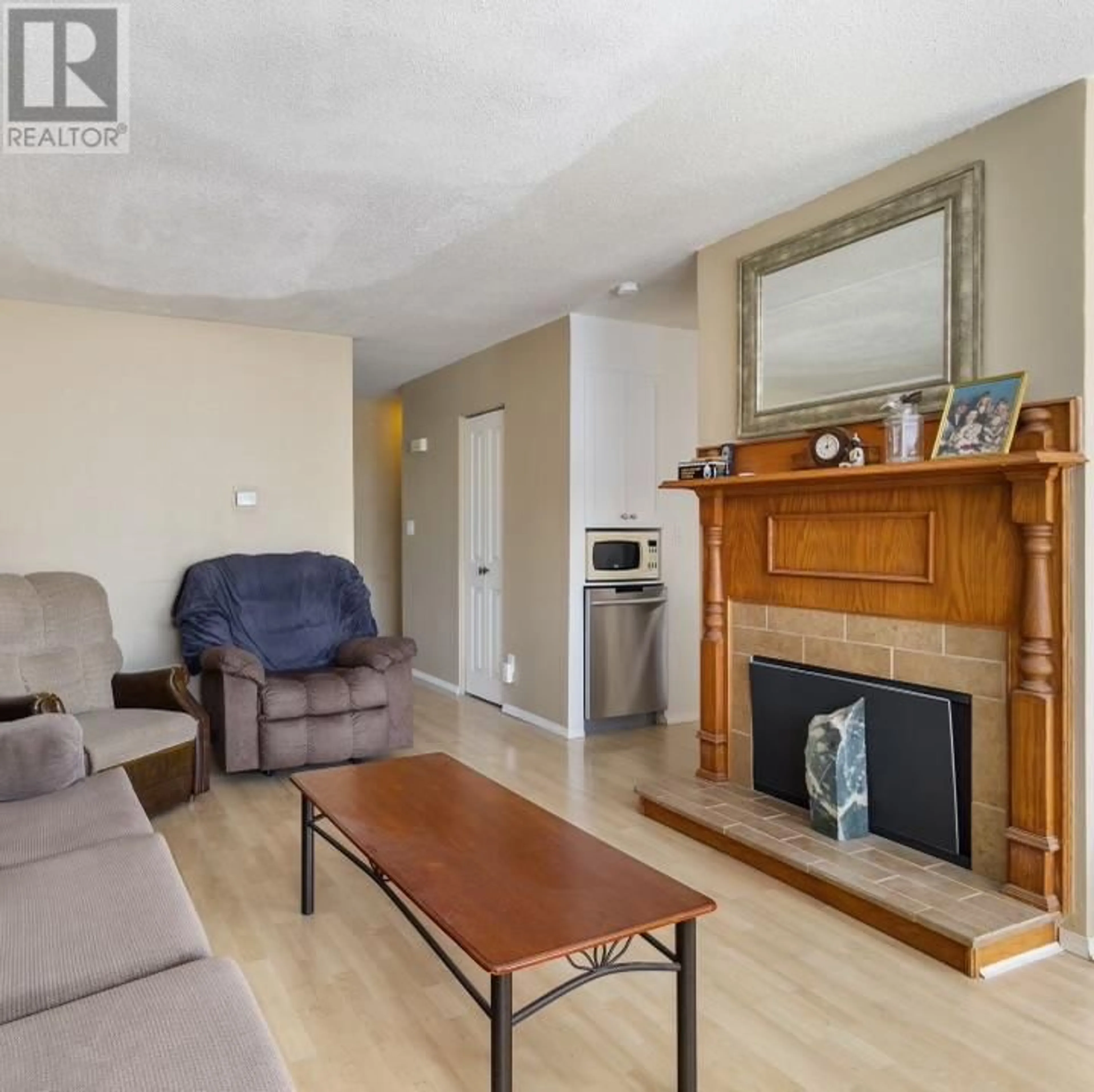 Living room with furniture, wood/laminate floor for 80 - 800 VALHALLA DRIVE DRIVE, Kamloops British Columbia V2H1T7