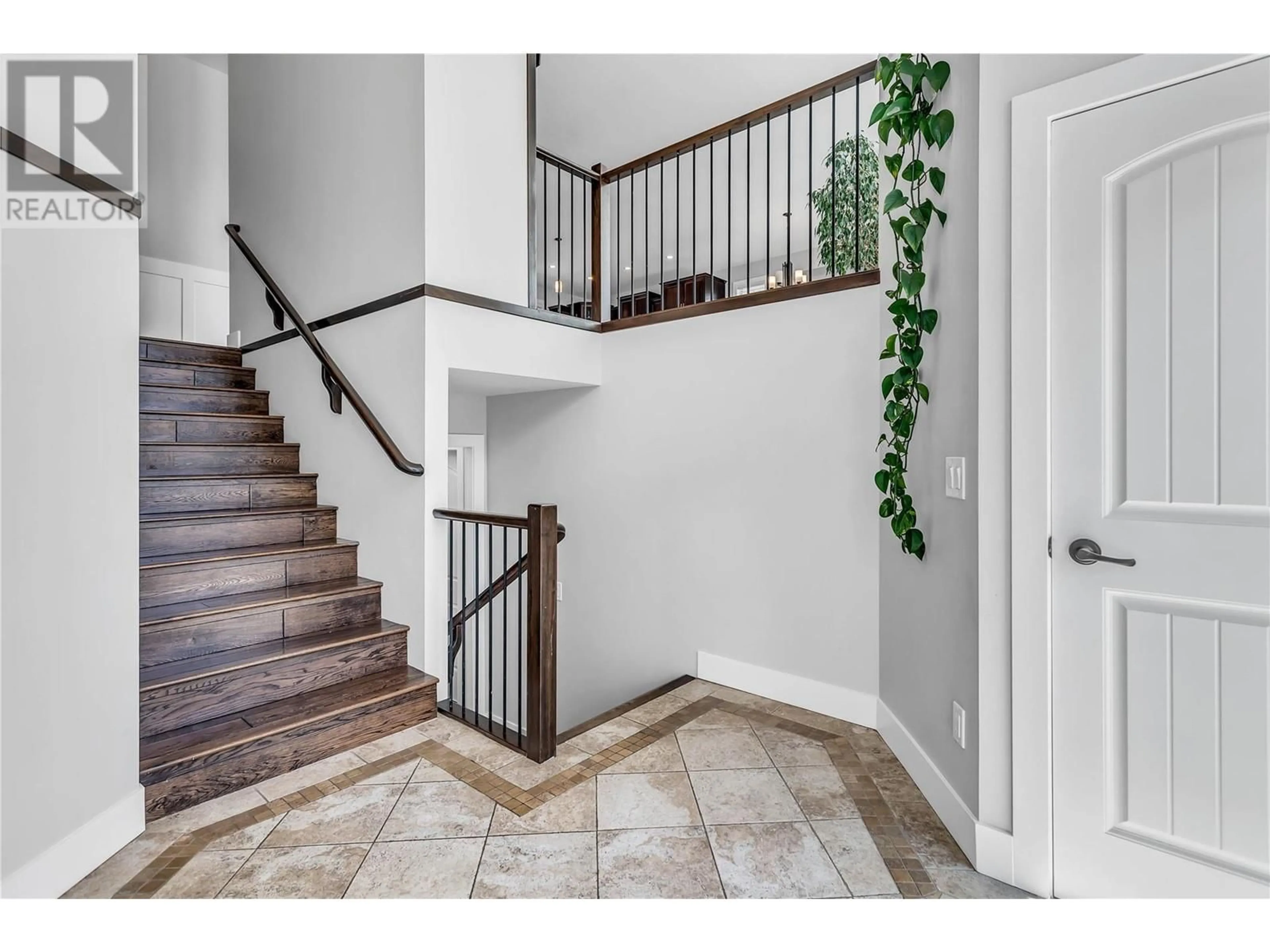 Indoor entryway for 2030 HIDDEN RIDGE PLACE, Kelowna British Columbia V1V2X8