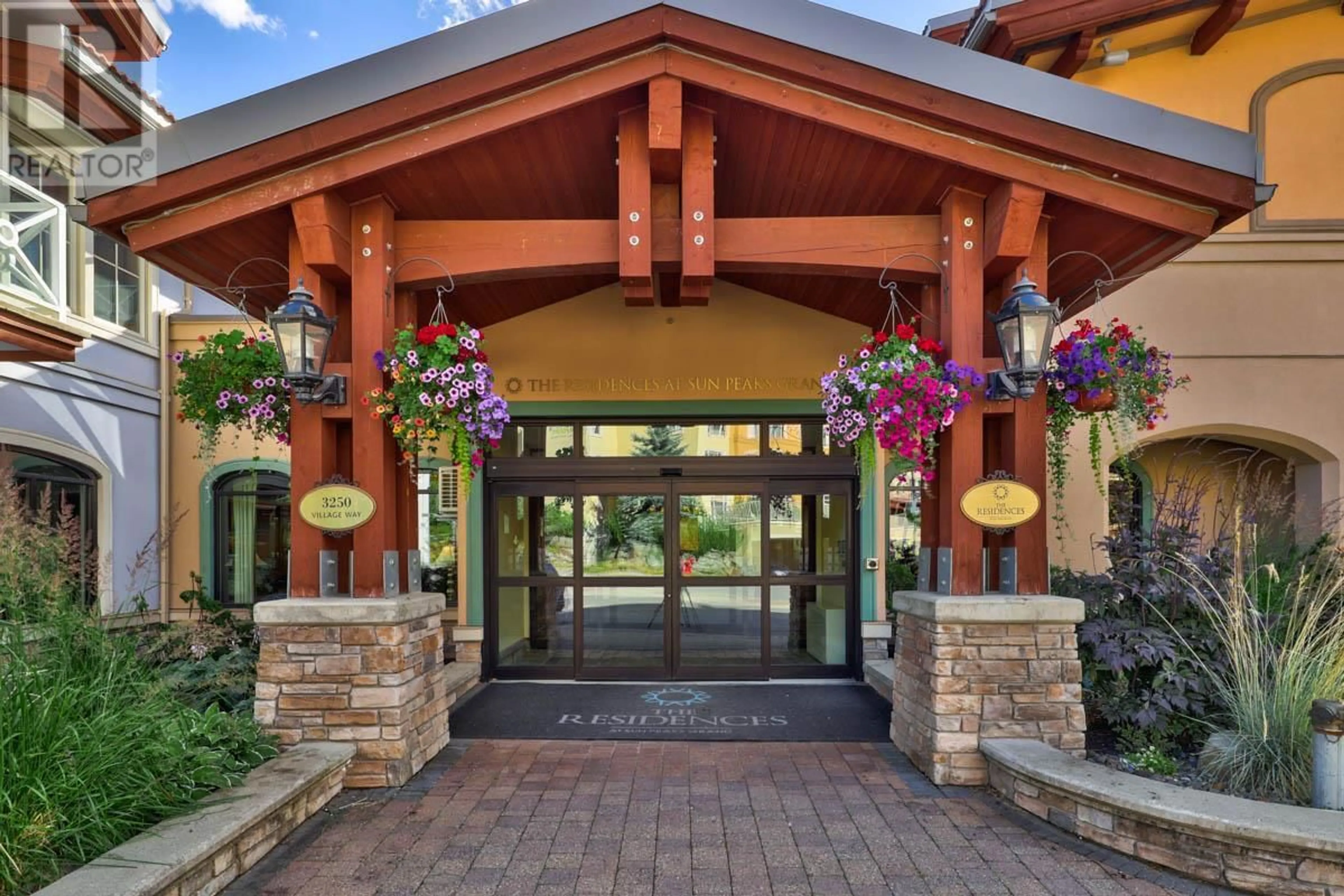 Indoor foyer for 1313B - 3250 VILLAGE WAY, Sun Peaks British Columbia V0E5N0
