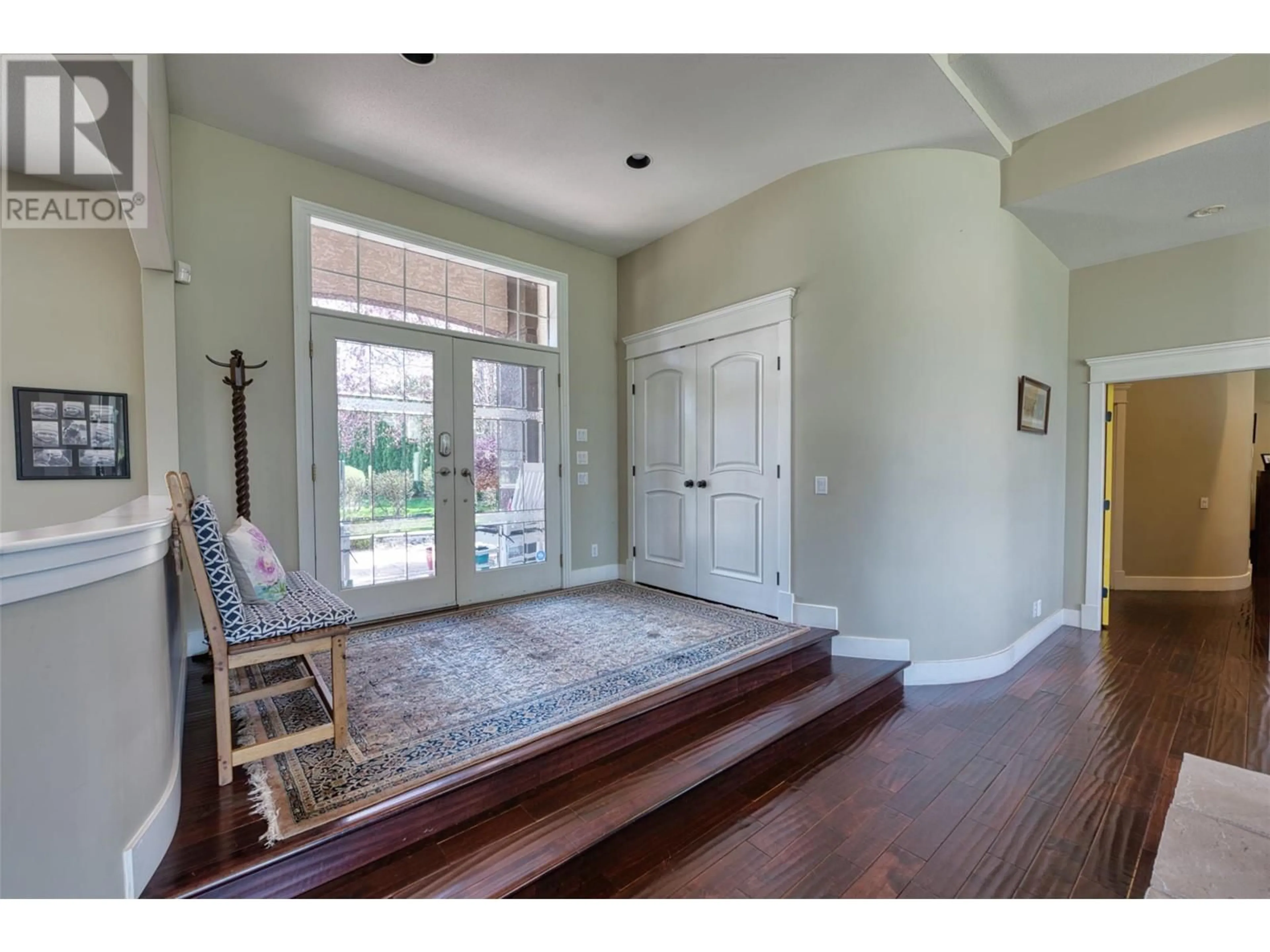 Indoor entryway for 1117 CRAWFORD ROAD, Kelowna British Columbia V1W4N4